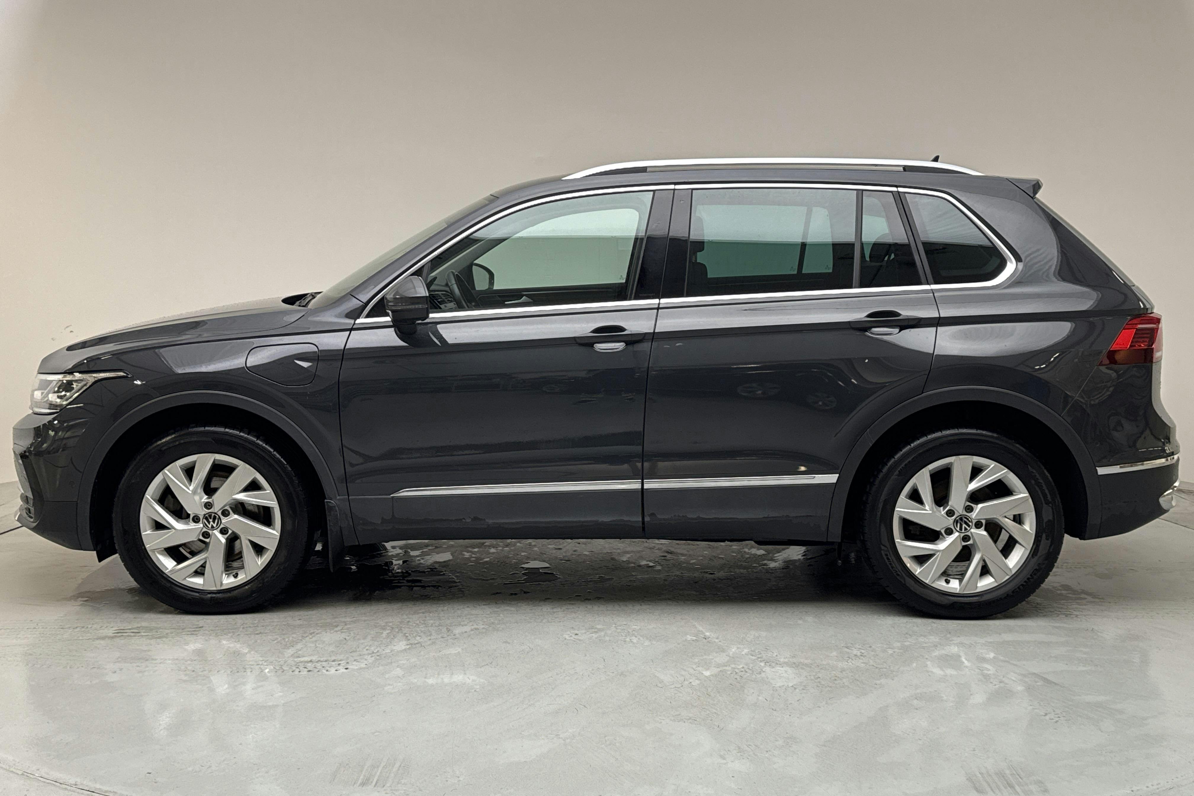 Presentationsfoto 2 av 14: VW Tiguan 1.4 TSI eHybrid (245hk) - 8 748 mil - Automat - grå - 2022