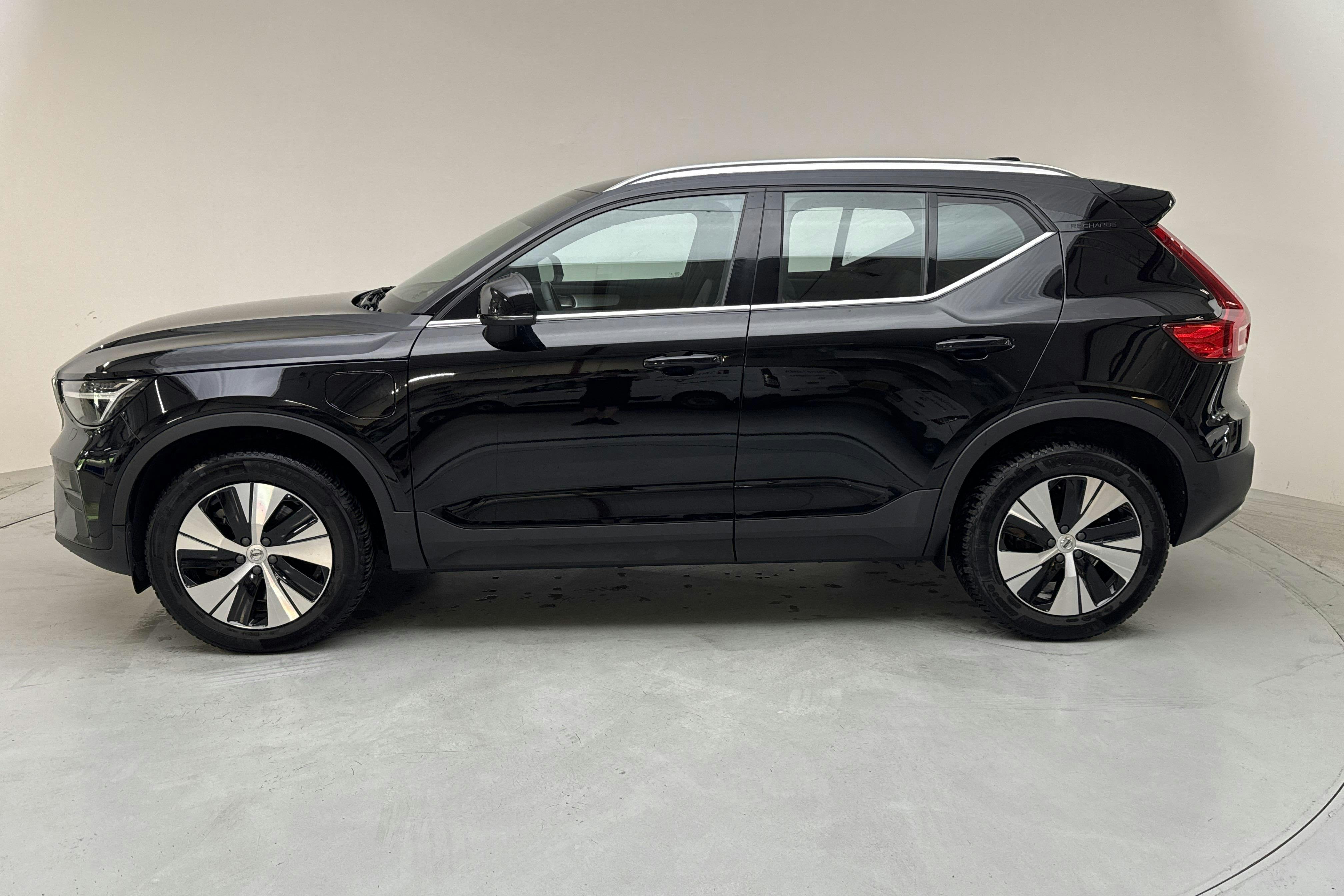 Presentationsfoto 2 av 17: Volvo XC40 T4 2WD Twin Engine (211hk) - 3 789 mil - Automat - svart - 2023