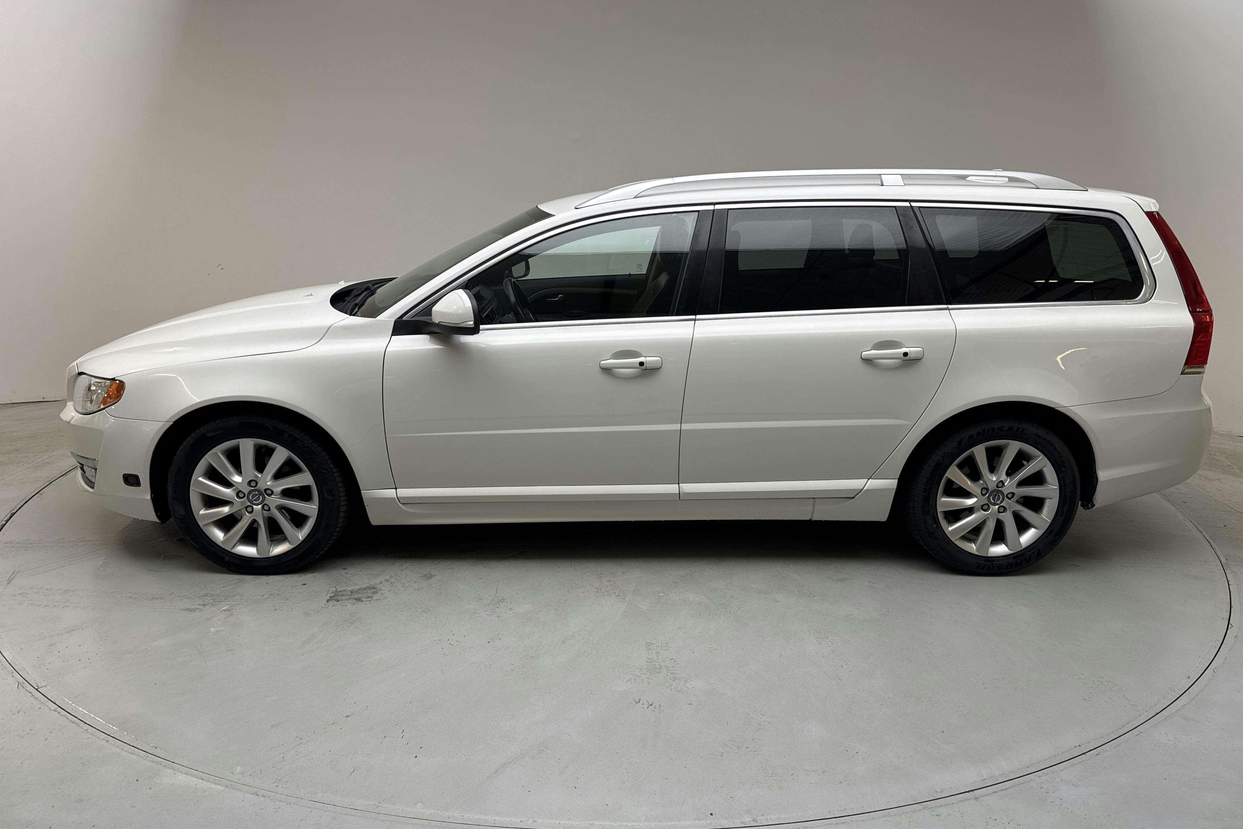 Presentationsfoto 2 av 13: Volvo V70 II T4F (180hk) - 22 284 mil - Automat - vit - 2014
