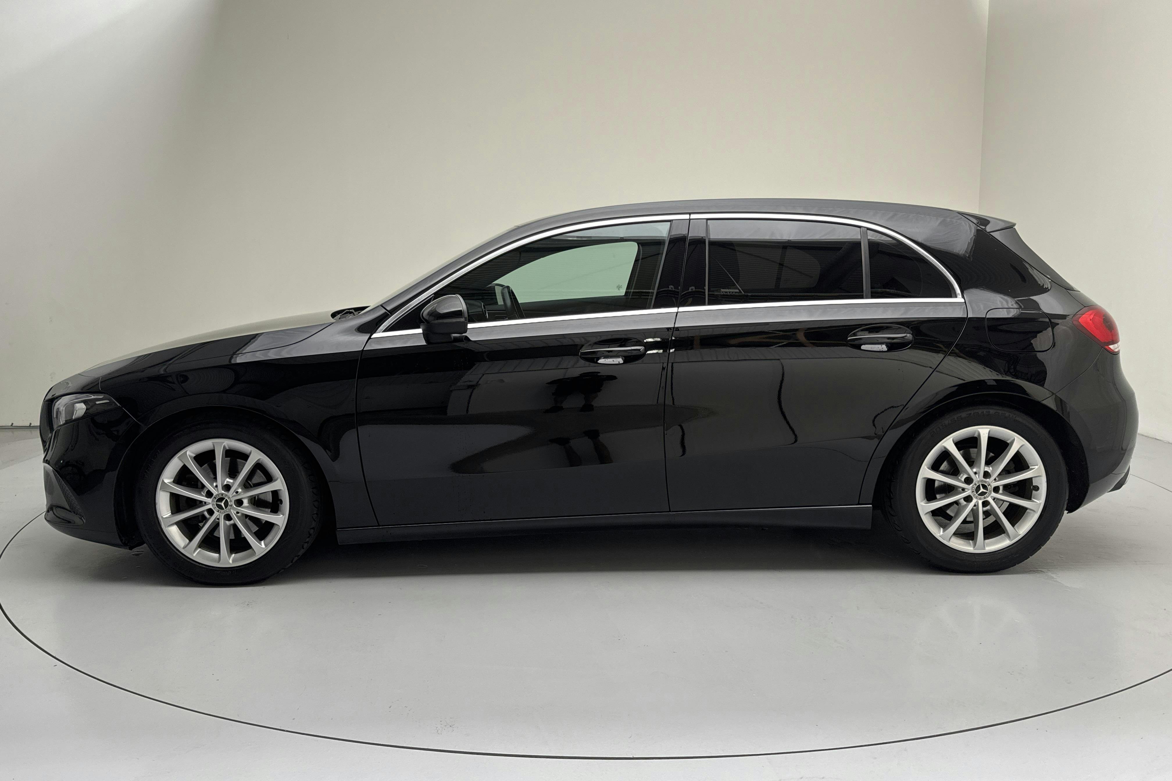 Presentation photo 2 of 13: Mercedes A 200 5dr W177 (163hk) - 130 220 km - Automatic - black - 2019