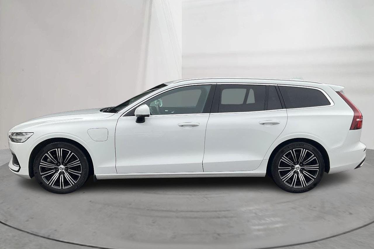 Esitlusfoto 2 aadressil 17: Volvo V60 T6 AWD Recharge (340hk) - 78 640 km - Automaatne - valge - 2021
