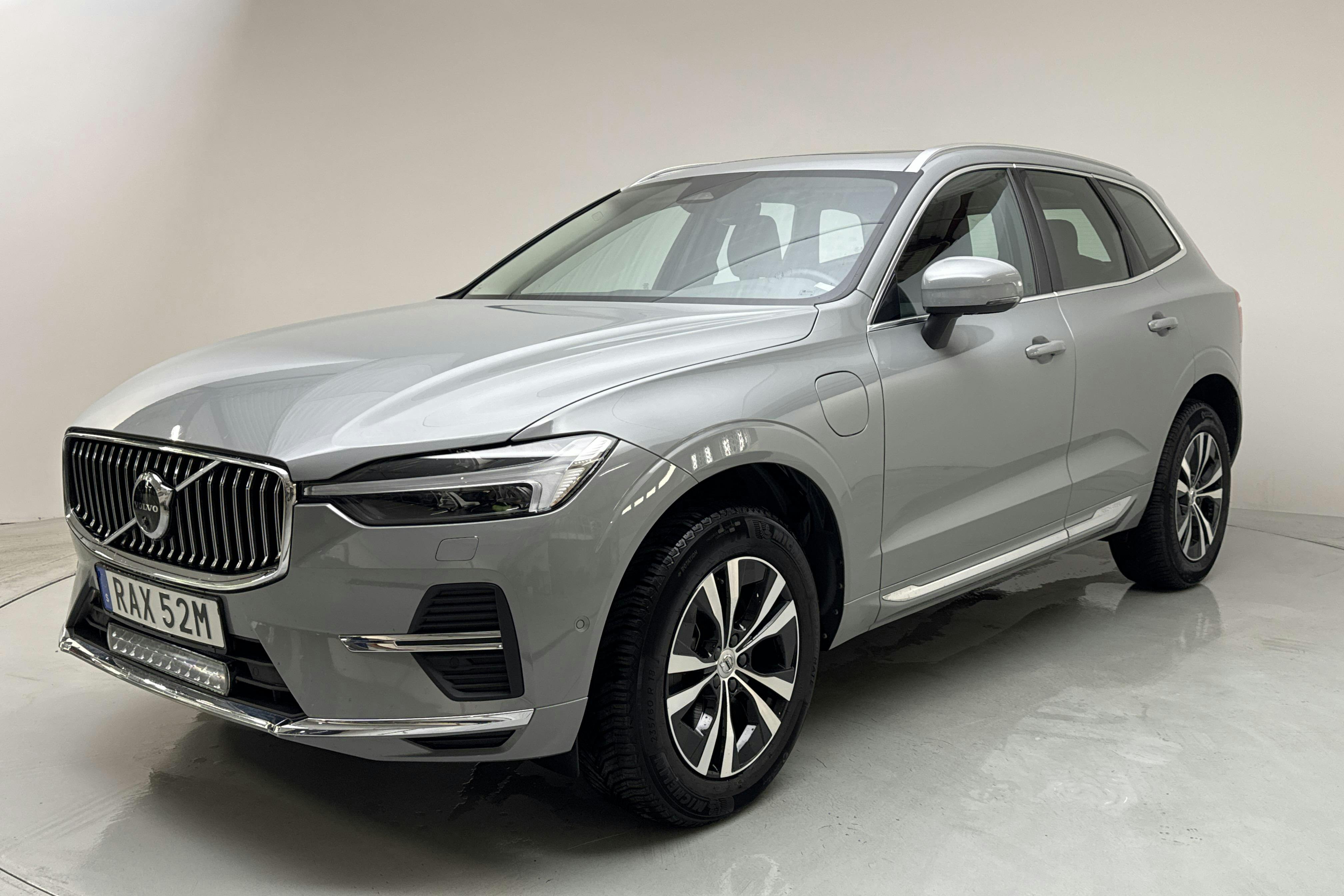 Presentationsfoto 1 av 18: Volvo XC60 T6 AWD Recharge (350hk) - 7 339 mil - Automat - grå - 2024