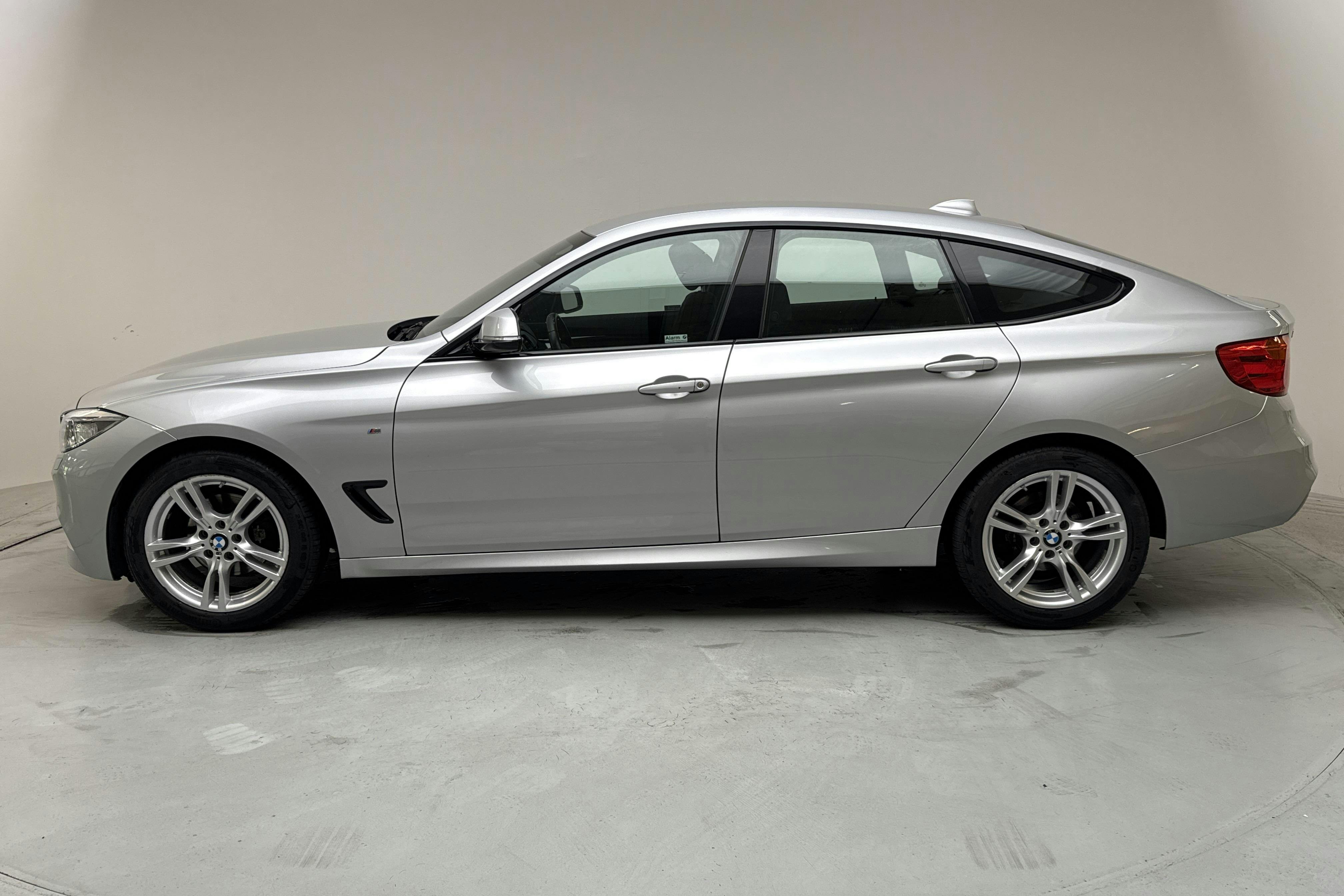 Esitlusfoto 2 aadressil 12: BMW 320d GT xDrive, F34 (184hk) - 106 580 km - Automaatne - hõbe - 2015