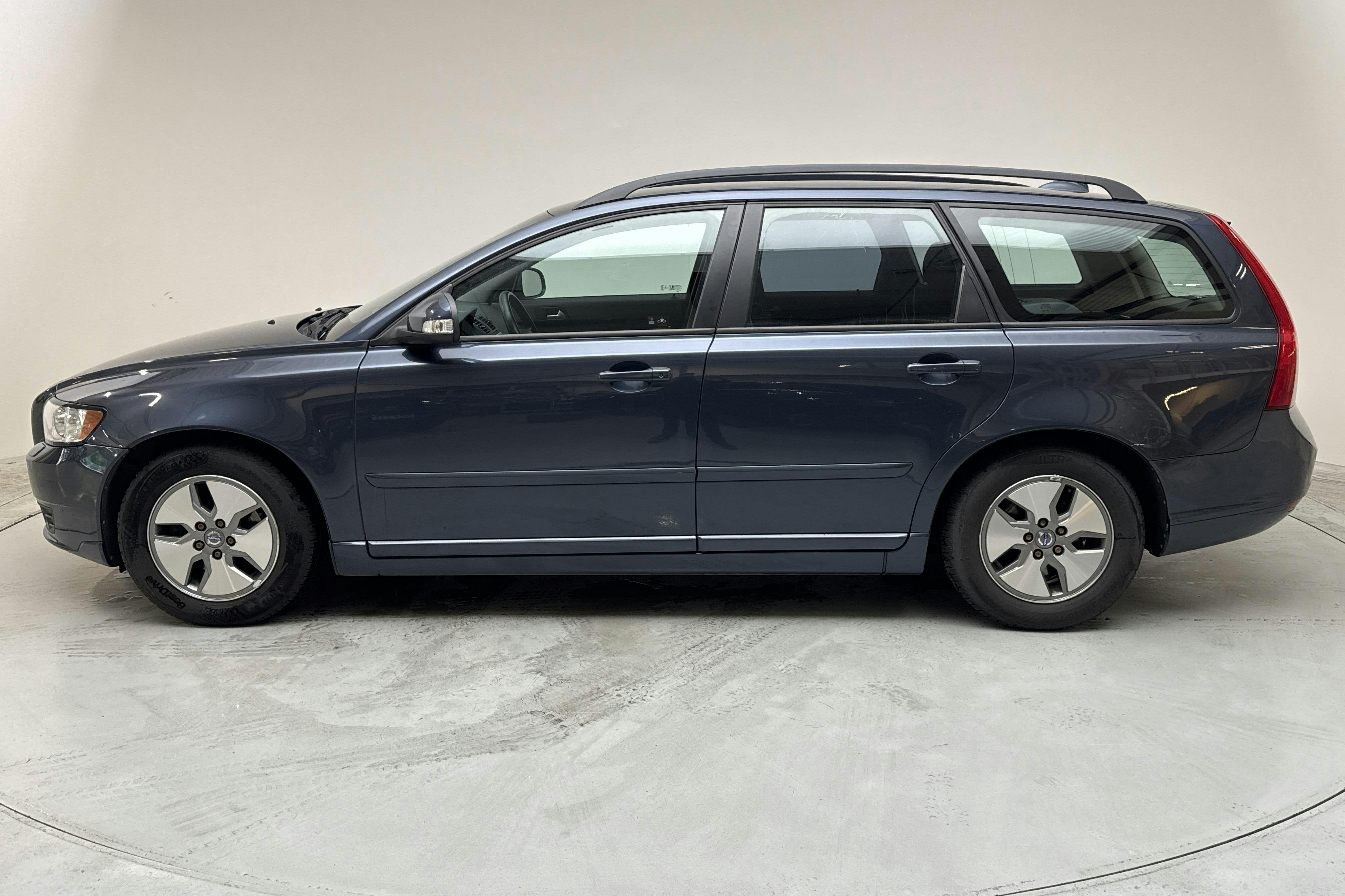 Presentationsfoto 2 av 11: Volvo V50 D2 (115hk) - 18 623 mil - Manuell - blå - 2011
