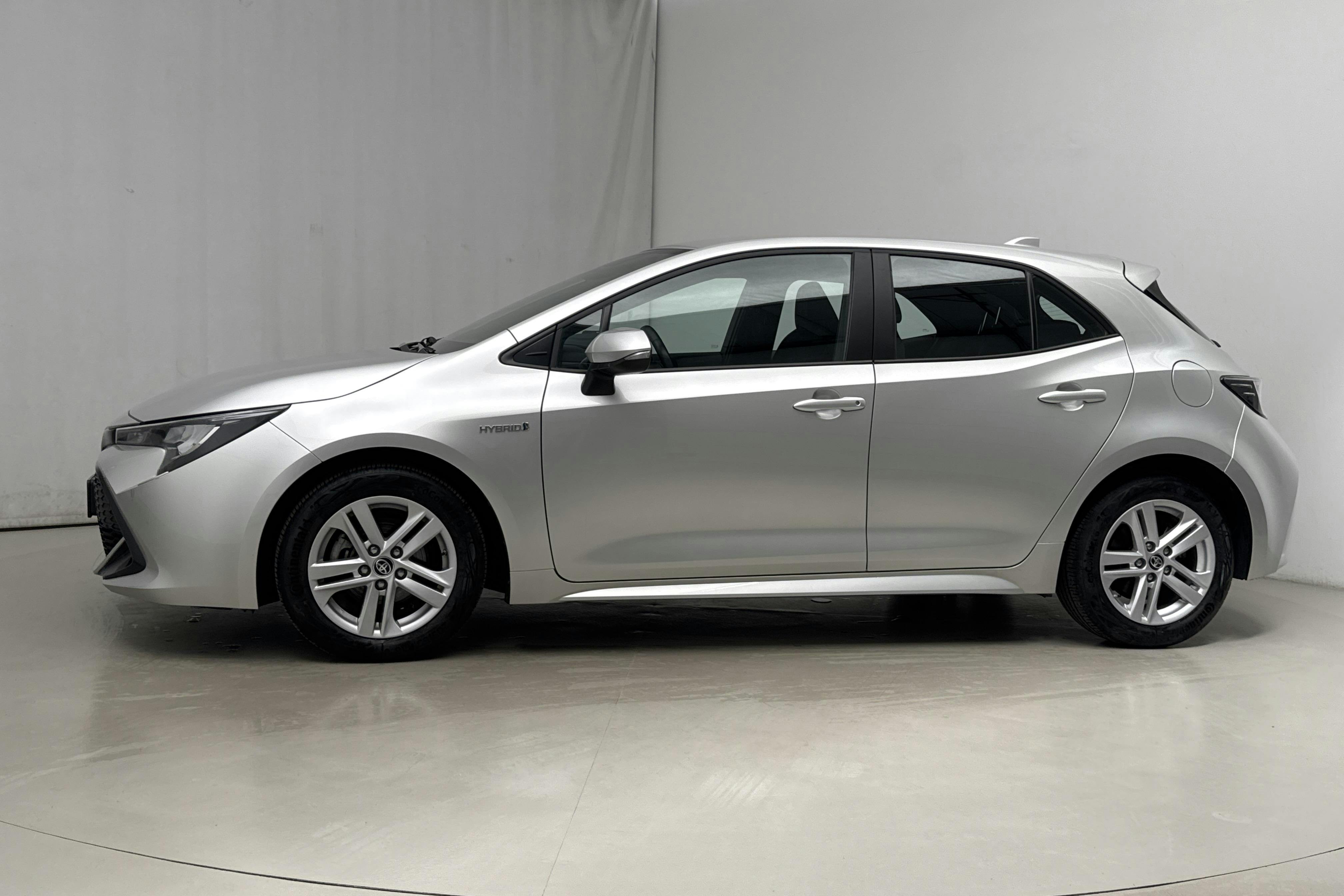 Presentationsfoto 2 av 14: Toyota Corolla 1.8 Hybrid 5dr (122hk) - 2 660 mil - Automat - silver - 2021