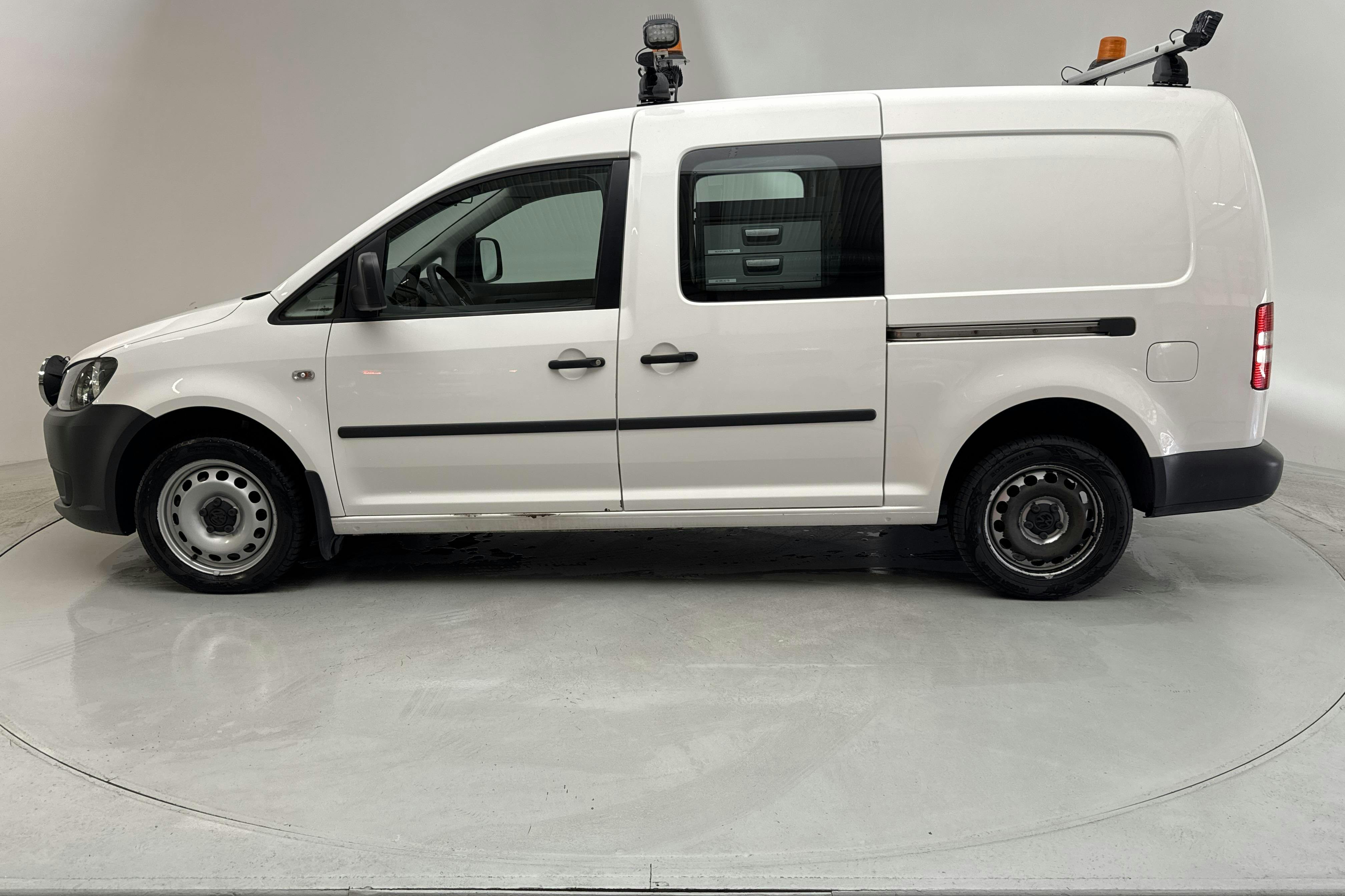 Presentationsfoto 2 av 11: VW Caddy 2.0 TDI Maxi Skåp 4-motion (140hk) - 9 721 mil - Automat - vit - 2014