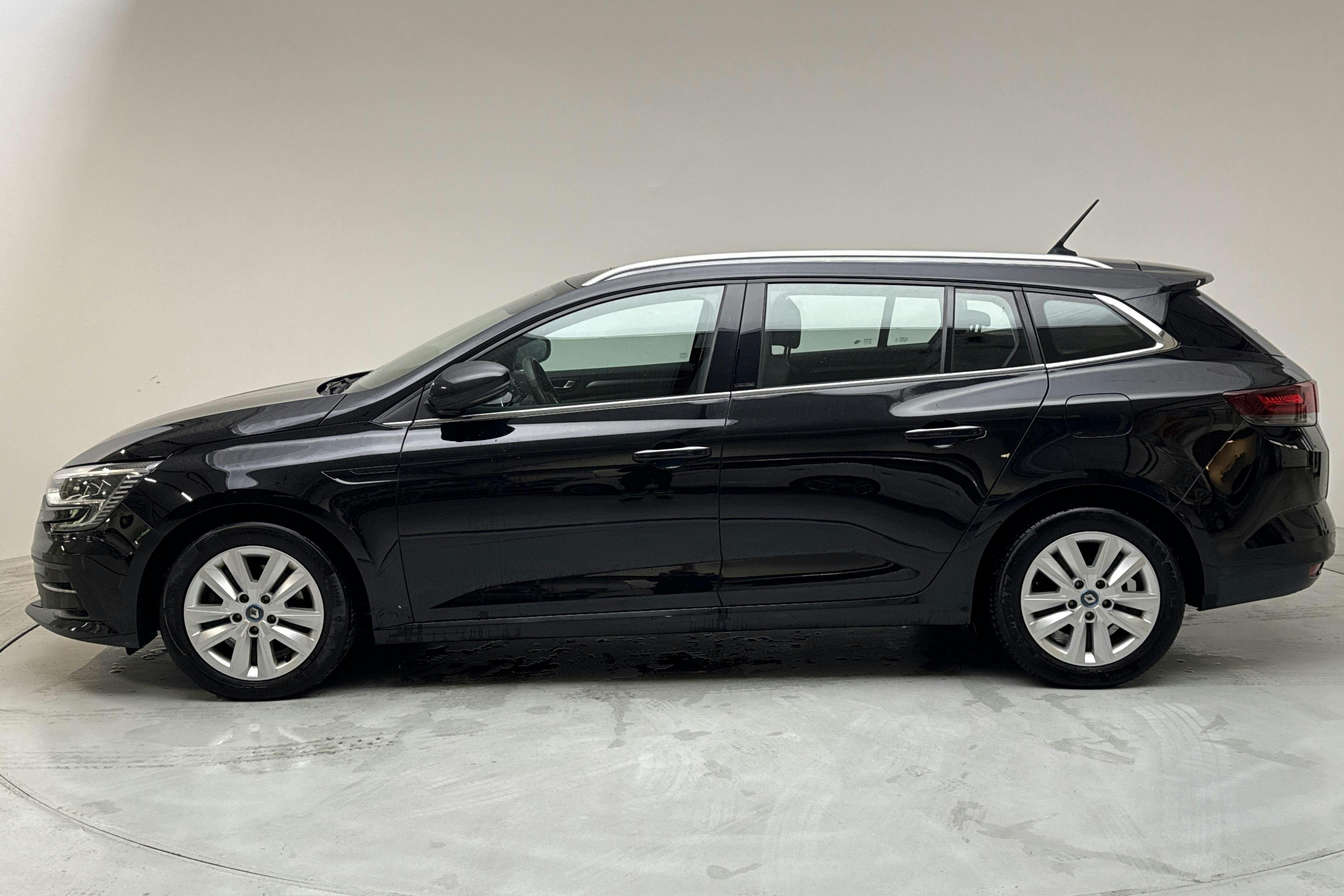 Esitlusfoto 2 aadressil 15: Renault Mégane 1.6 E-TECH Sport Tourer (160hk) - 77 030 km - Automaatne - must - 2021