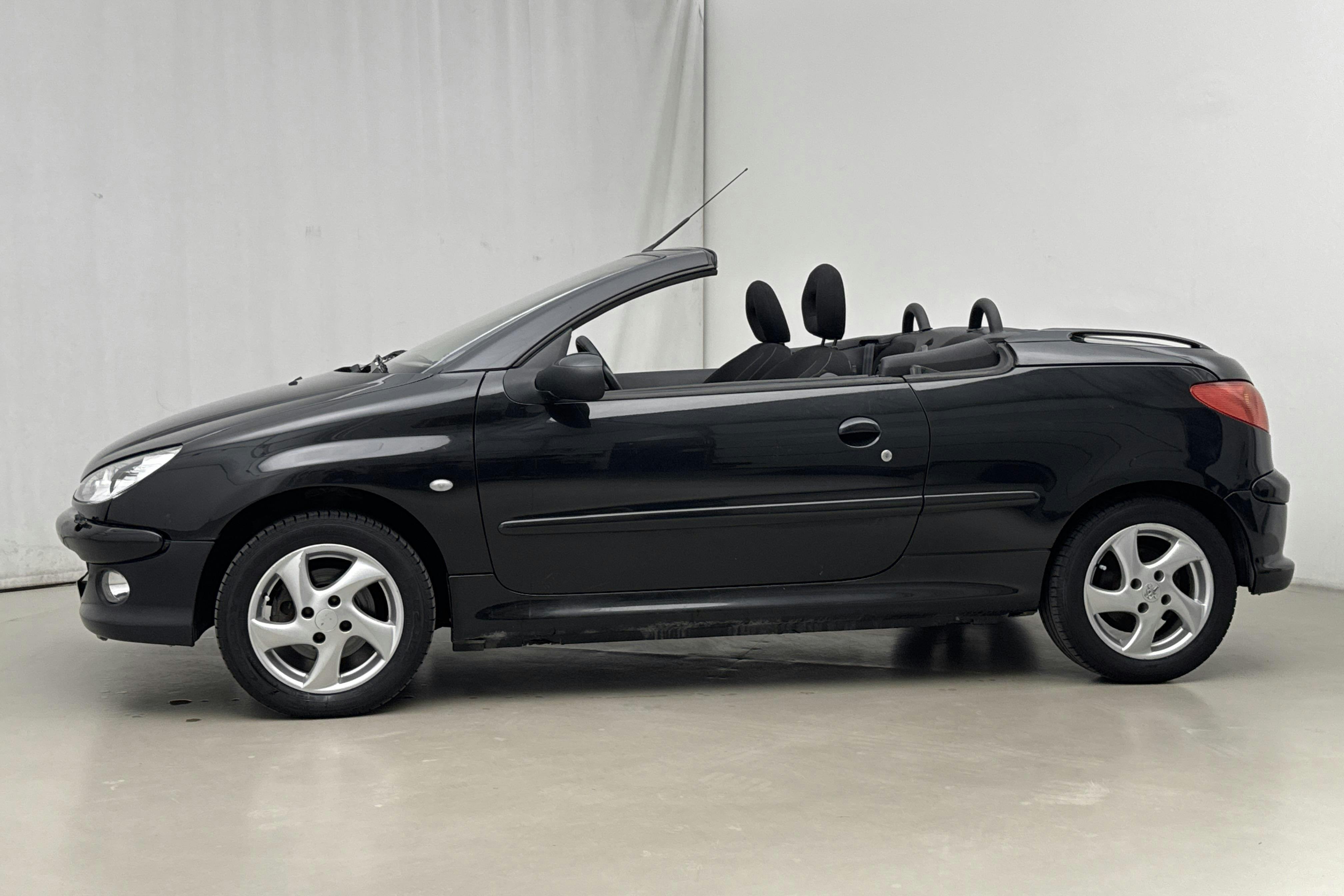 Esitlusfoto 2 aadressil 21: Peugeot 206 1.6 CC (109hk) - 96 850 km - Käsitsi - must - 2003