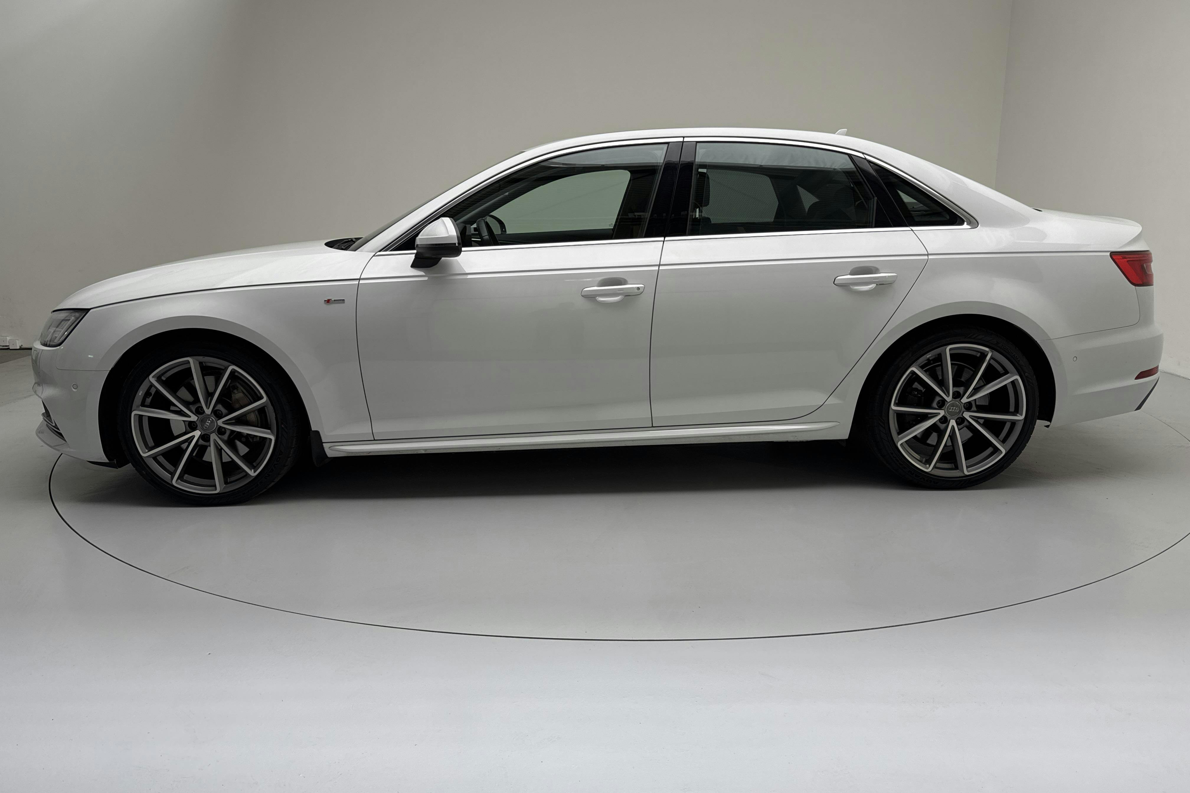 Presentationsfoto 2 av 15: Audi A4 3.0 TDI quattro (272hk) - 15 491 mil - Automat - vit - 2016