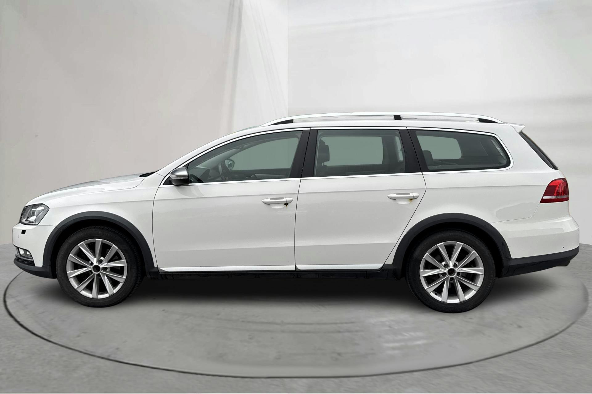Presentationsfoto 2 av 16: VW Passat Alltrack 2.0 TDI BlueMotion Technology 4Motion (177hk) - 19 025 mil - Automat - vit - 2014