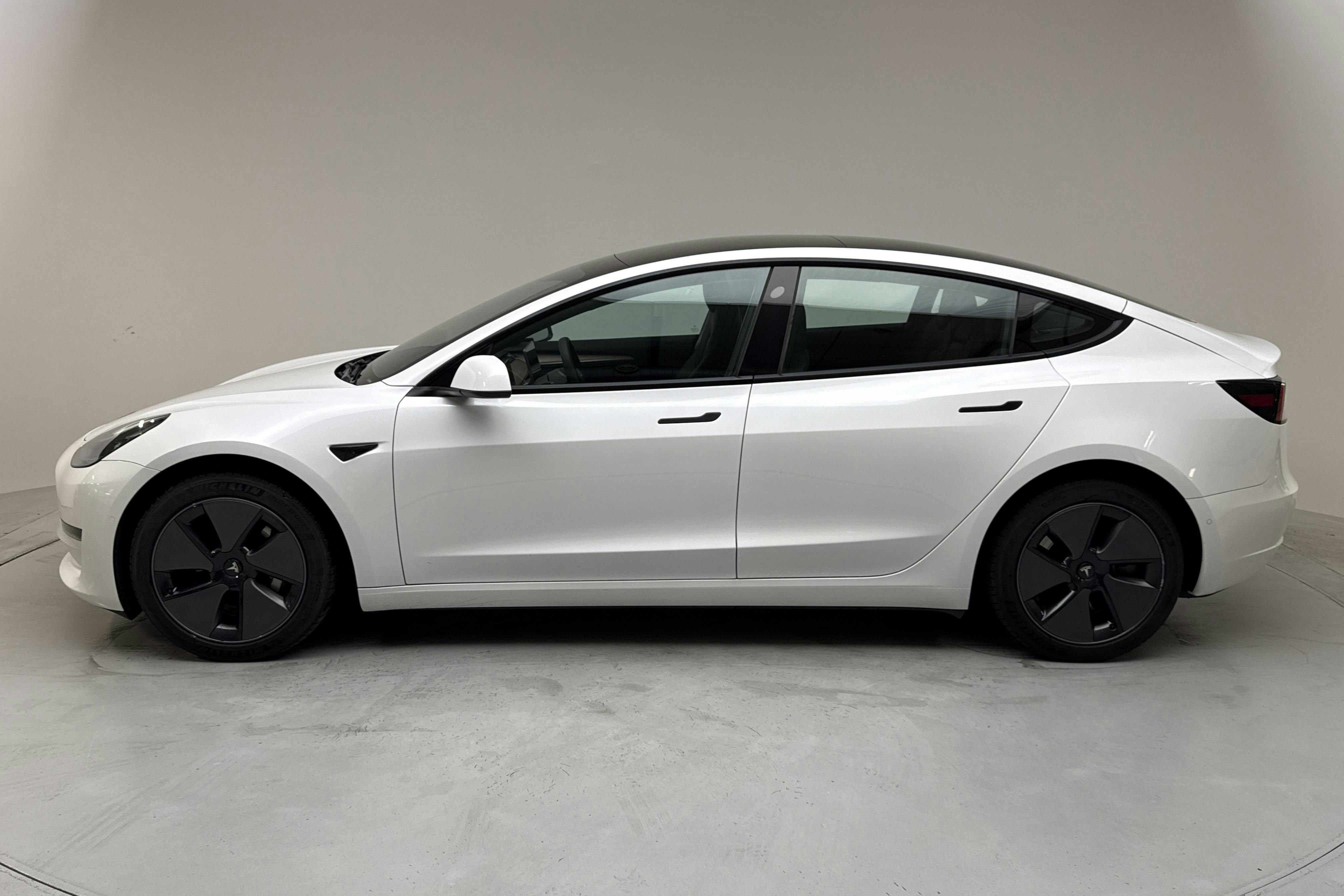 Esitlusfoto 2 aadressil 17: Tesla Model 3 Standard Range RWD - 45 670 km - Automaatne - valge - 2022