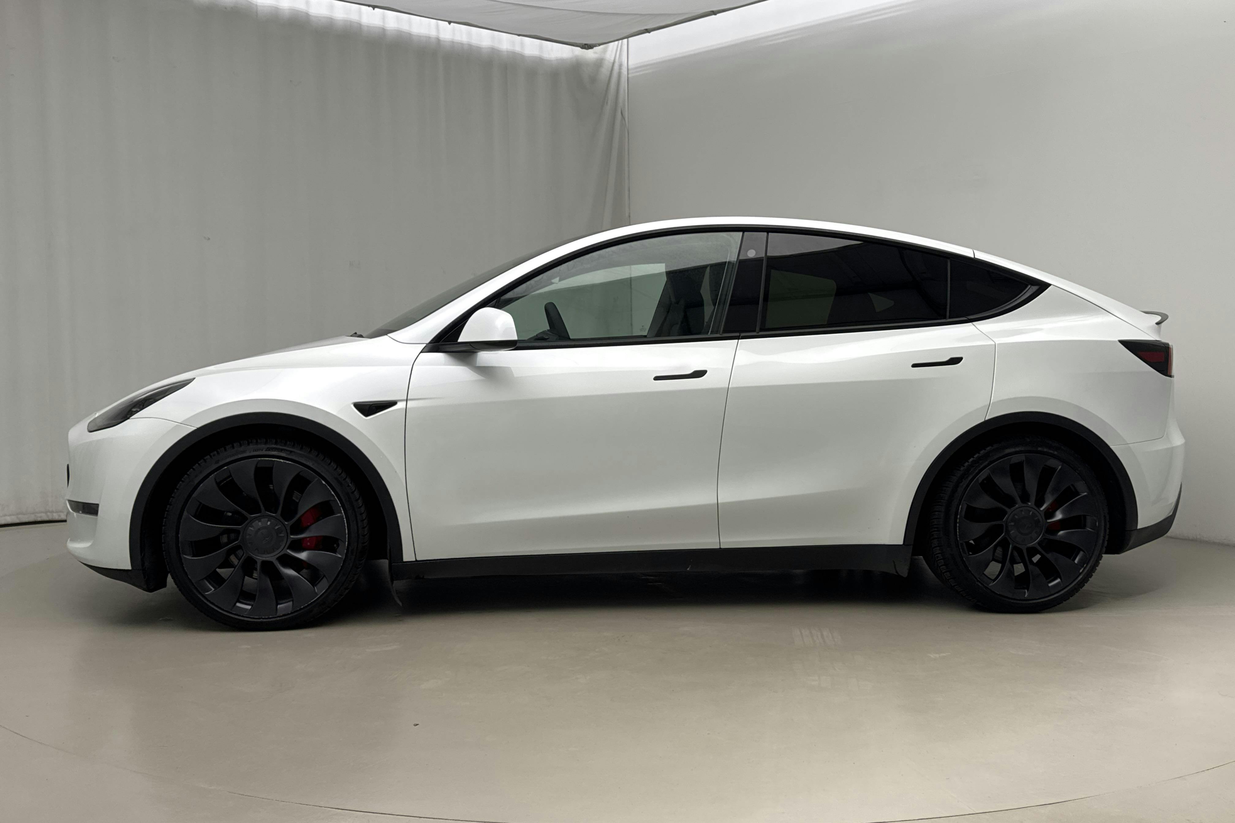 Presentationsfoto 2 av 19: Tesla Model Y Performance Dual Motor AWD - 7 709 mil - Automat - vit - 2023