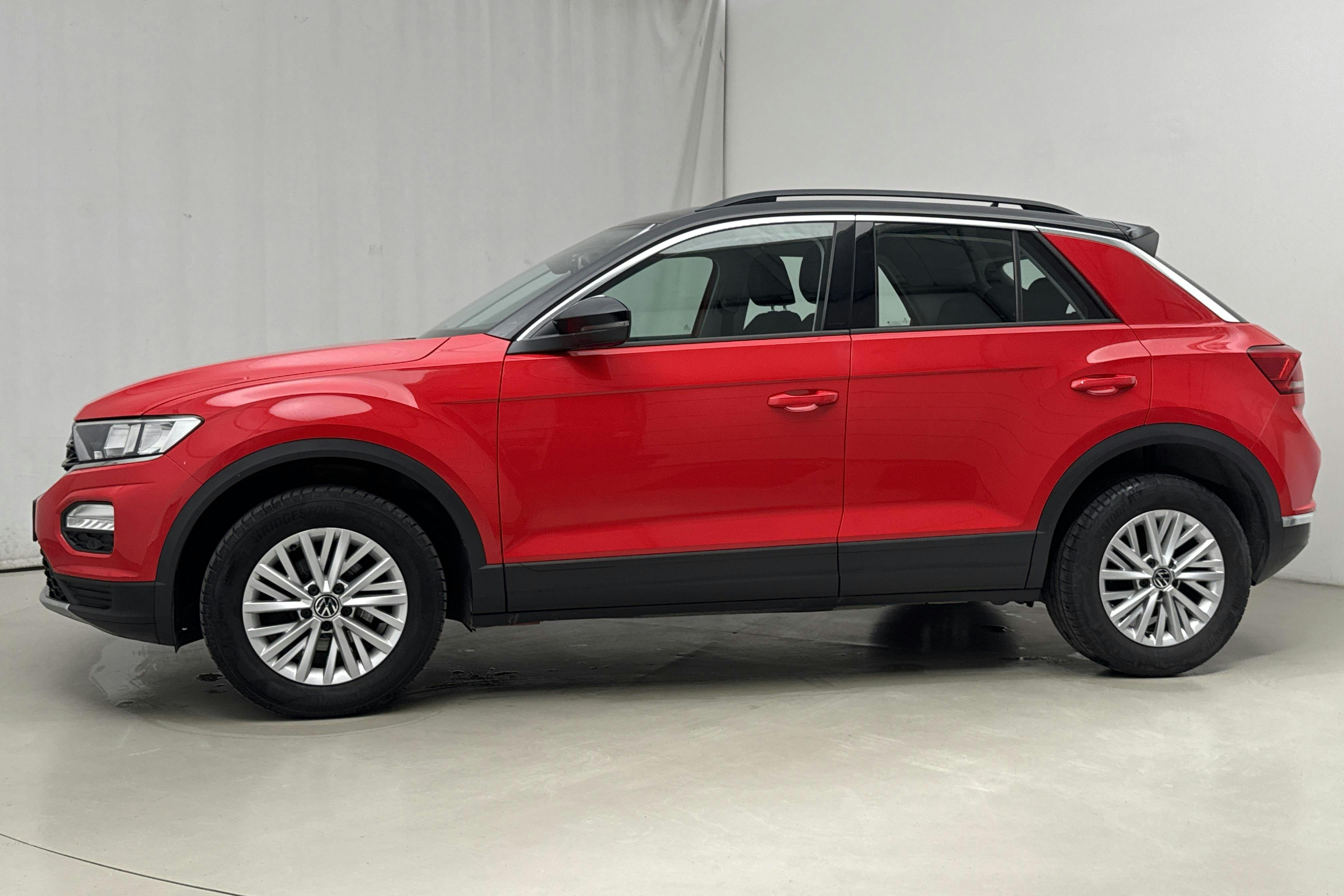Presentationsfoto 2 av 14: VW T-Roc 1.5 TSI (150hk) - 11 023 mil - Automat - röd - 2021
