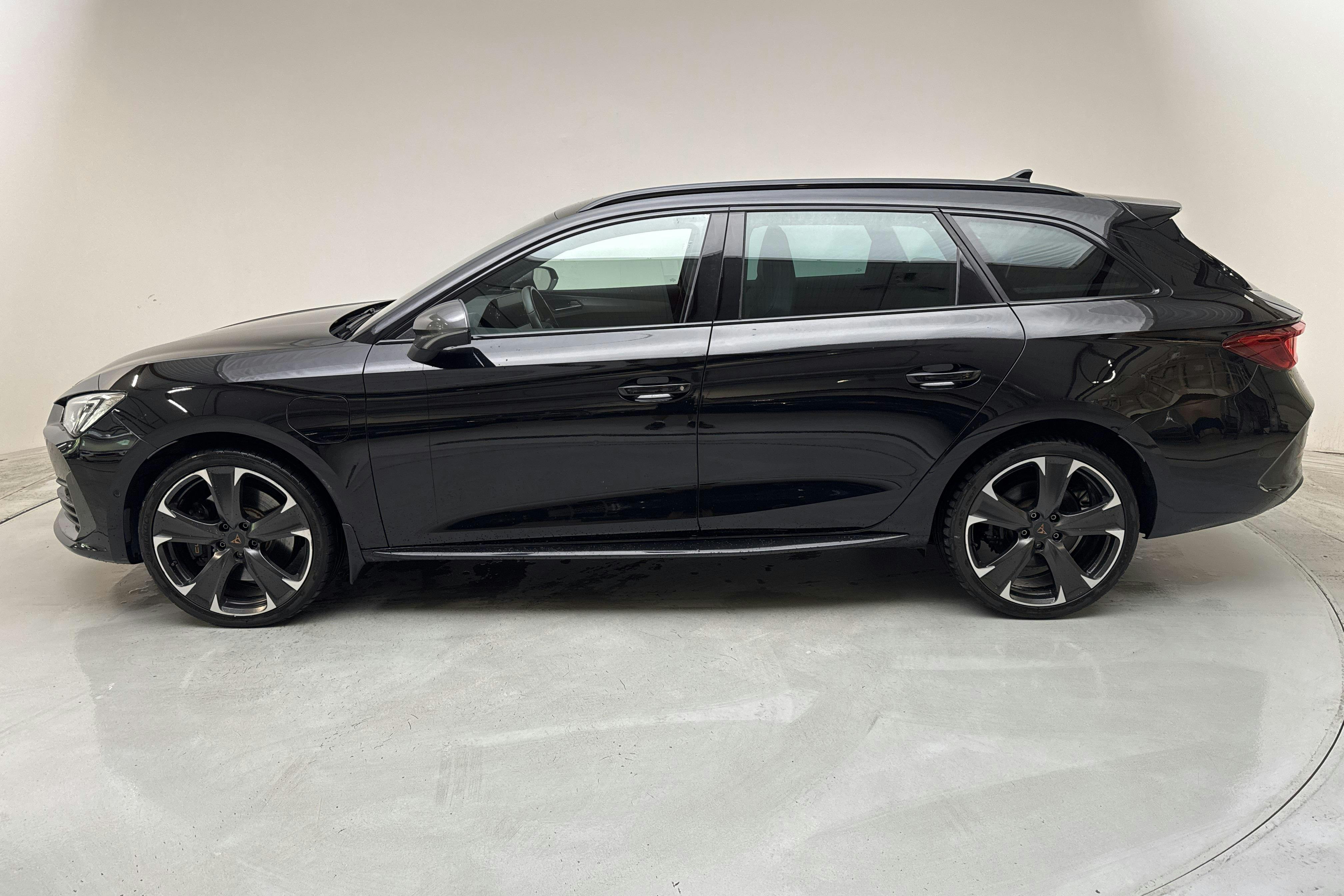 Presentation photo 2 of 16: Cupra Leon VZ 1.4 e-HYBRID Sportstourer (245hk) - 76 400 km - Automatic - black - 2021