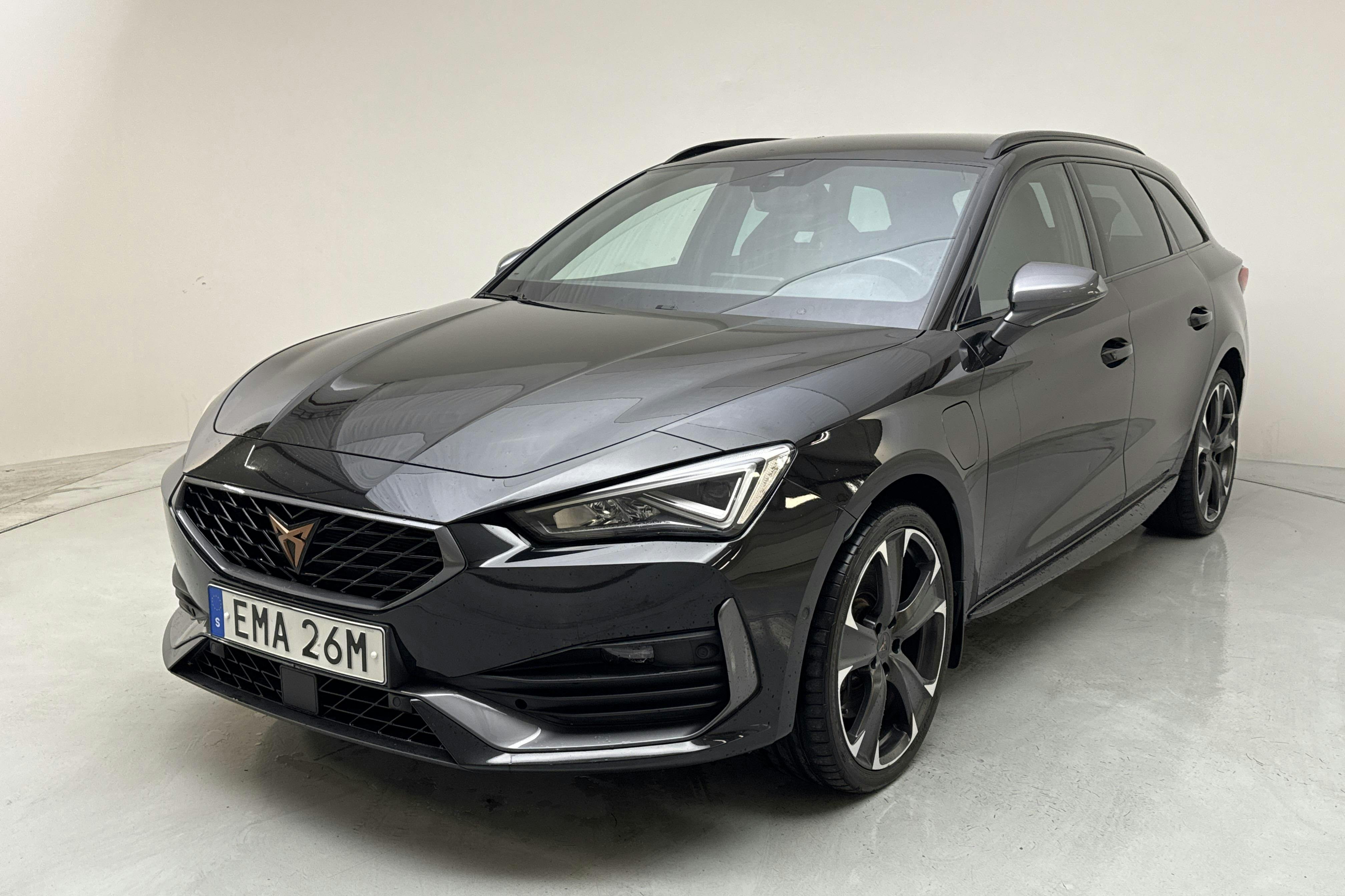 Presentation photo 1 of 16: Cupra Leon VZ 1.4 e-HYBRID Sportstourer (245hk) - 76 400 km - Automatic - black - 2021