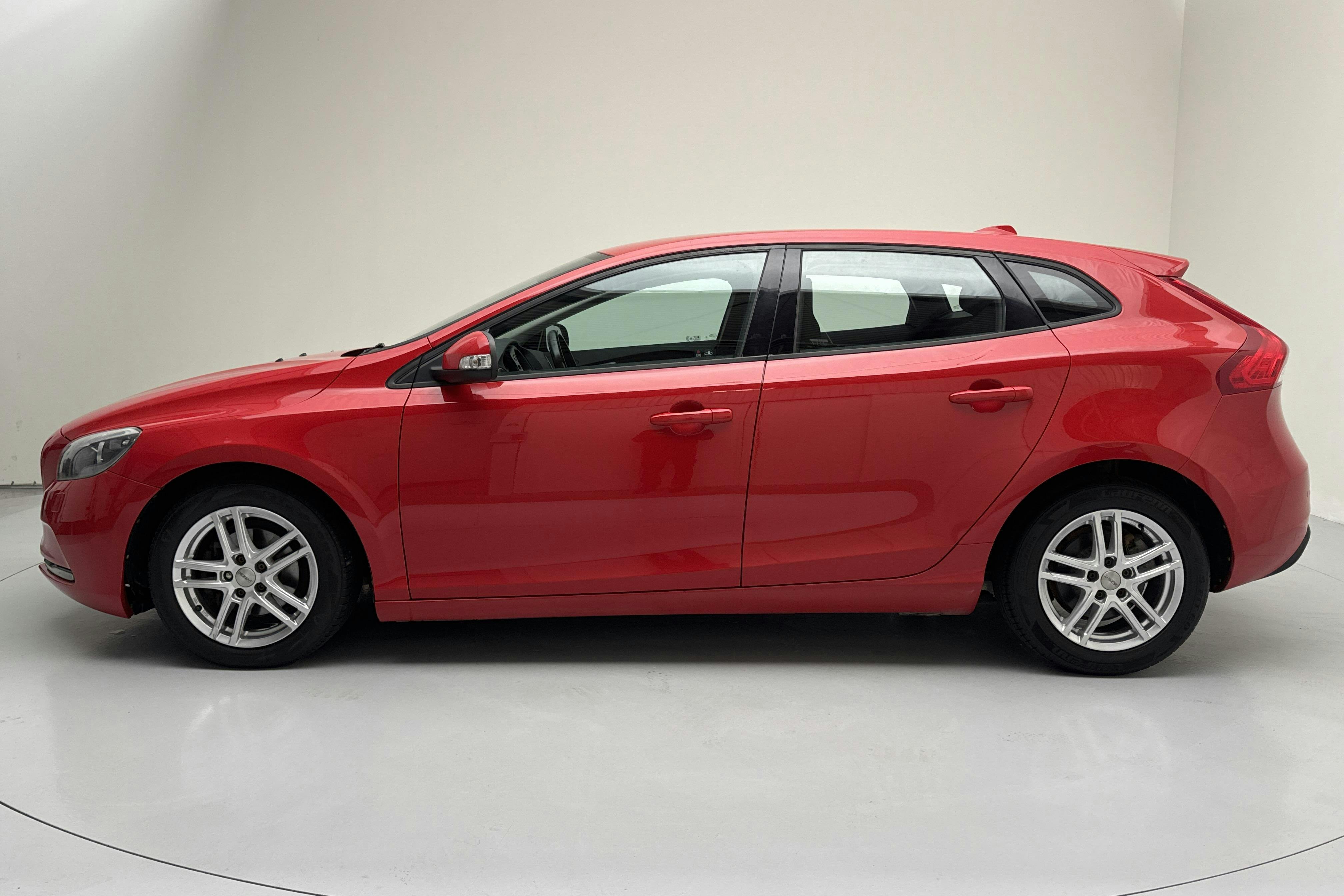 Esitlusfoto 2 aadressil 13: Volvo V40 D2 (115hk) - 145 480 km - Käsitsi - punane - 2014