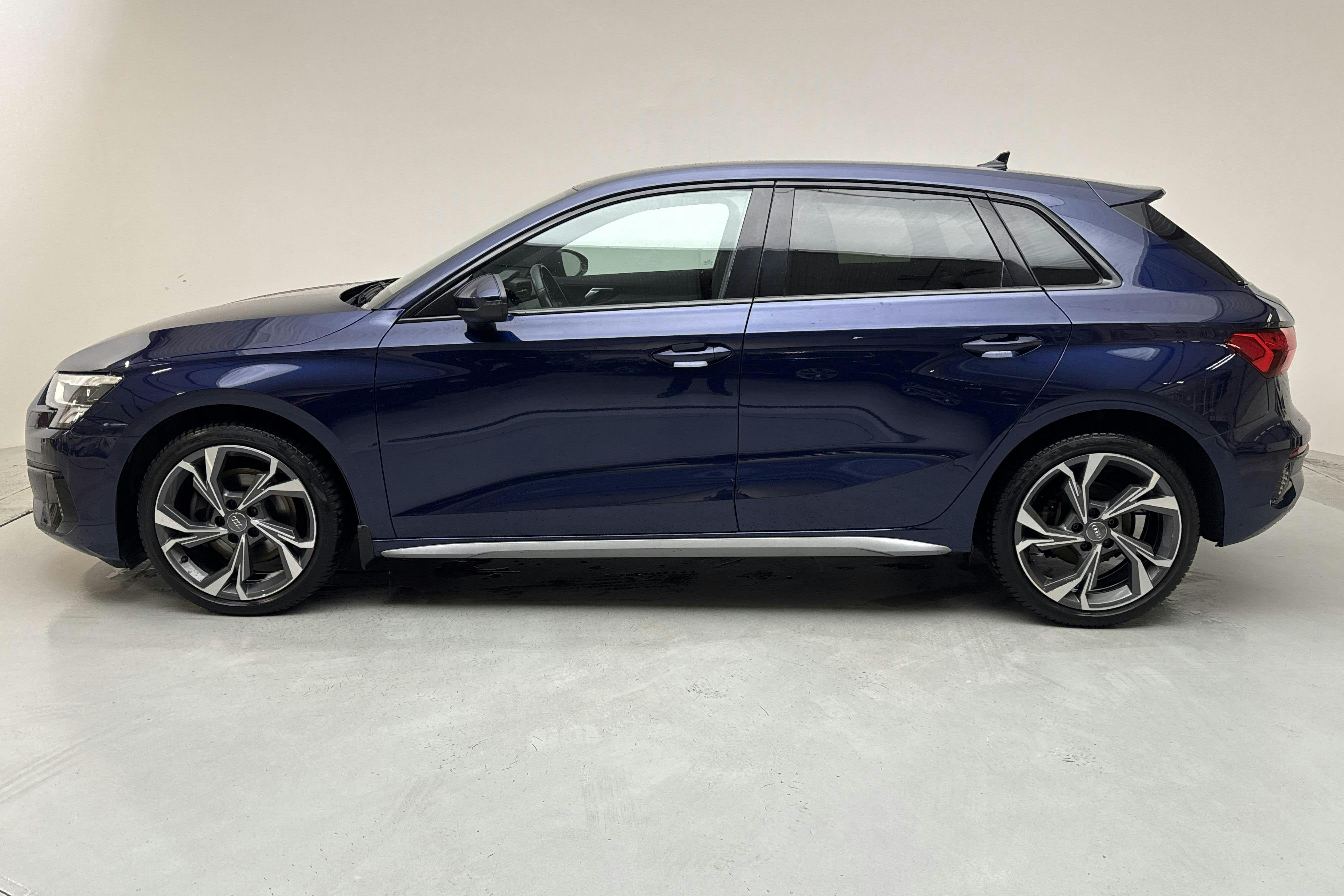 Presentation photo 2 of 12: Audi A3 Sportback 35 TFSI (150hk) - 78 350 km - Automatic - blue - 2021