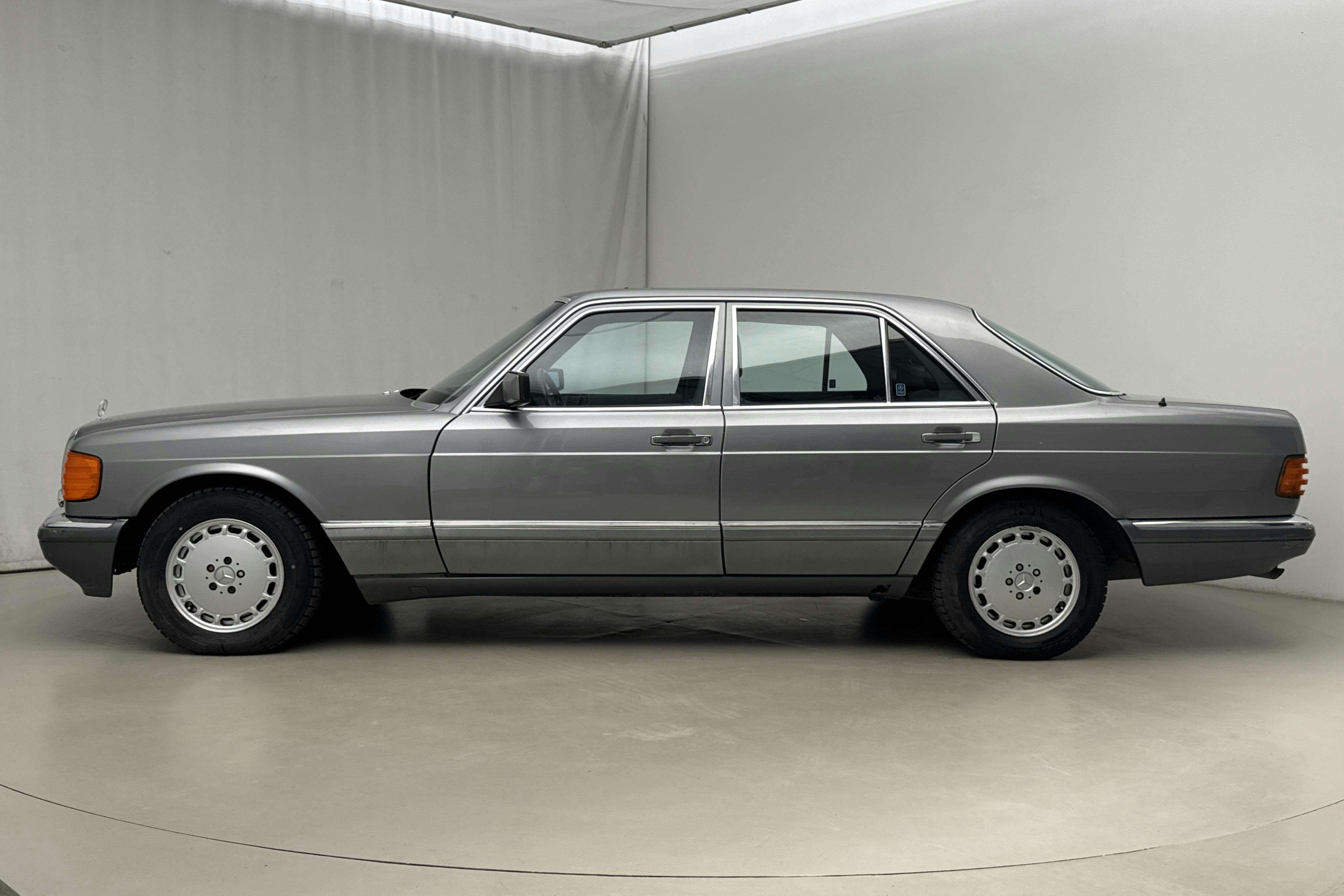 Presentation photo 2 of 20: MERCEDES-BENZ 300 SE 300 SE (180hk) - 183 850 km - Automatic - gray - 1989