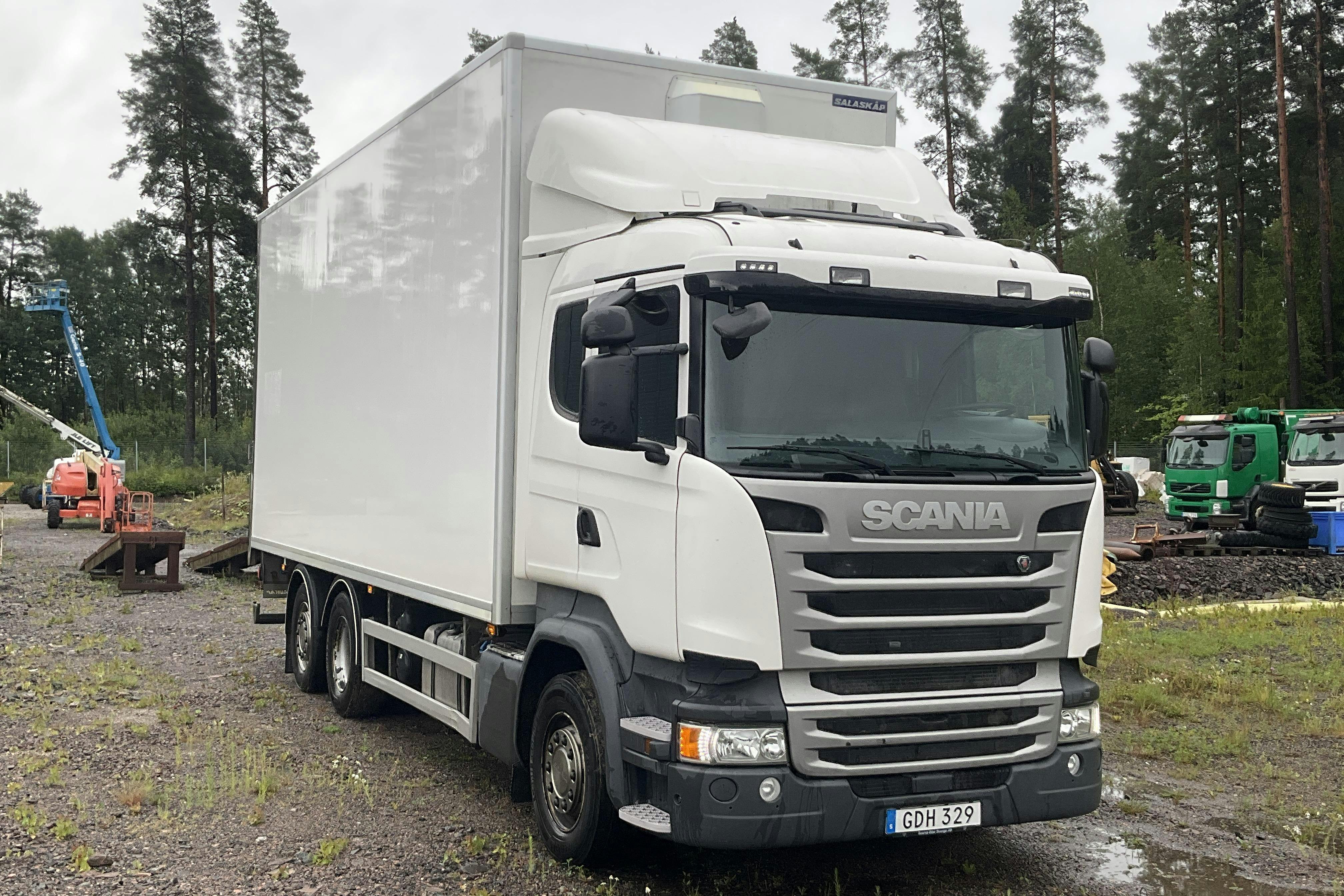 Presentationsfoto 2 av 40: Scania R450 - 156 478 km - Automat - vit - 2016