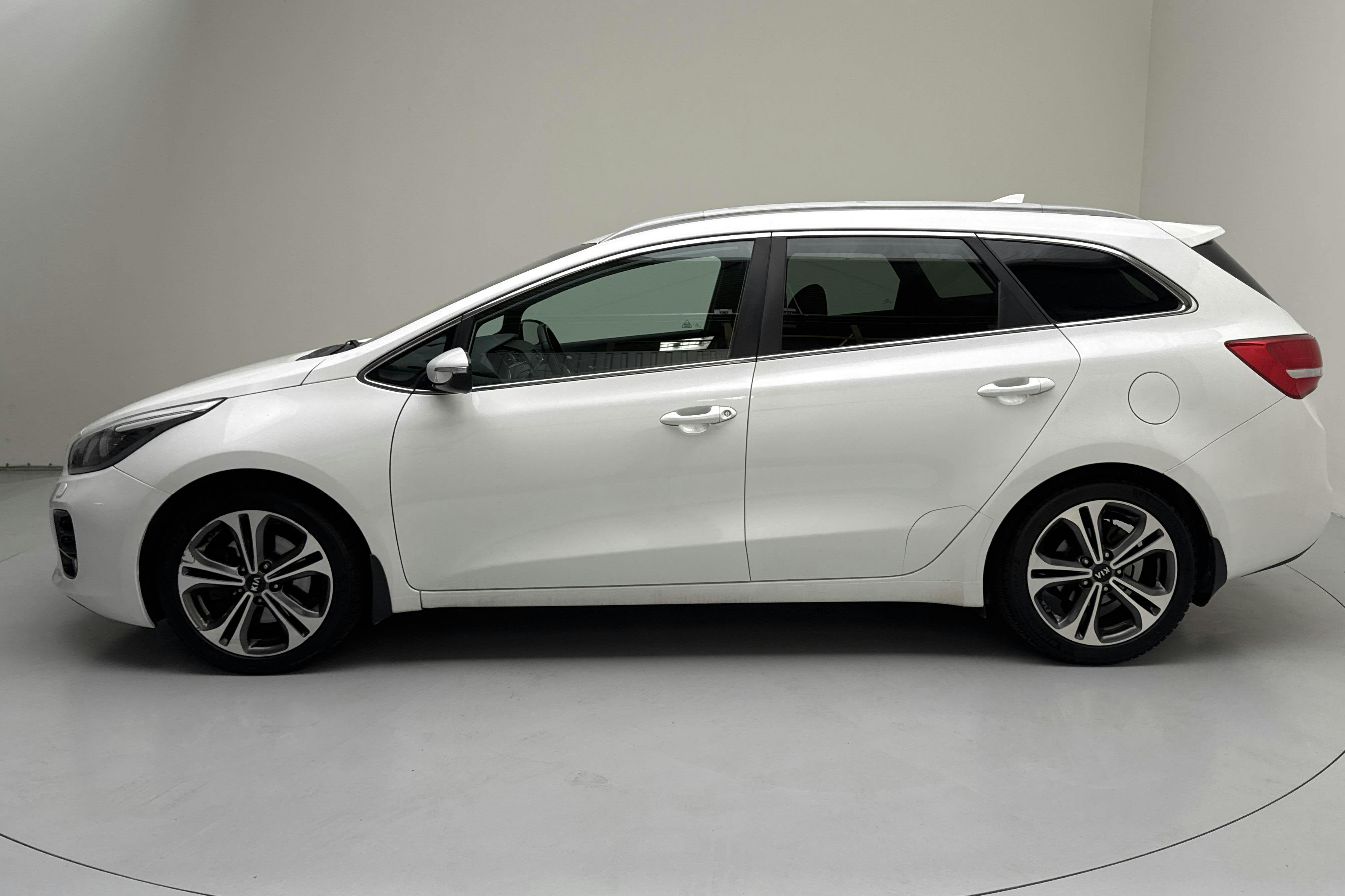 Presentationsfoto 2 av 14: KIA Cee'd 1.6 CRDi SW (136hk) - 14 520 mil - Automat - vit - 2017