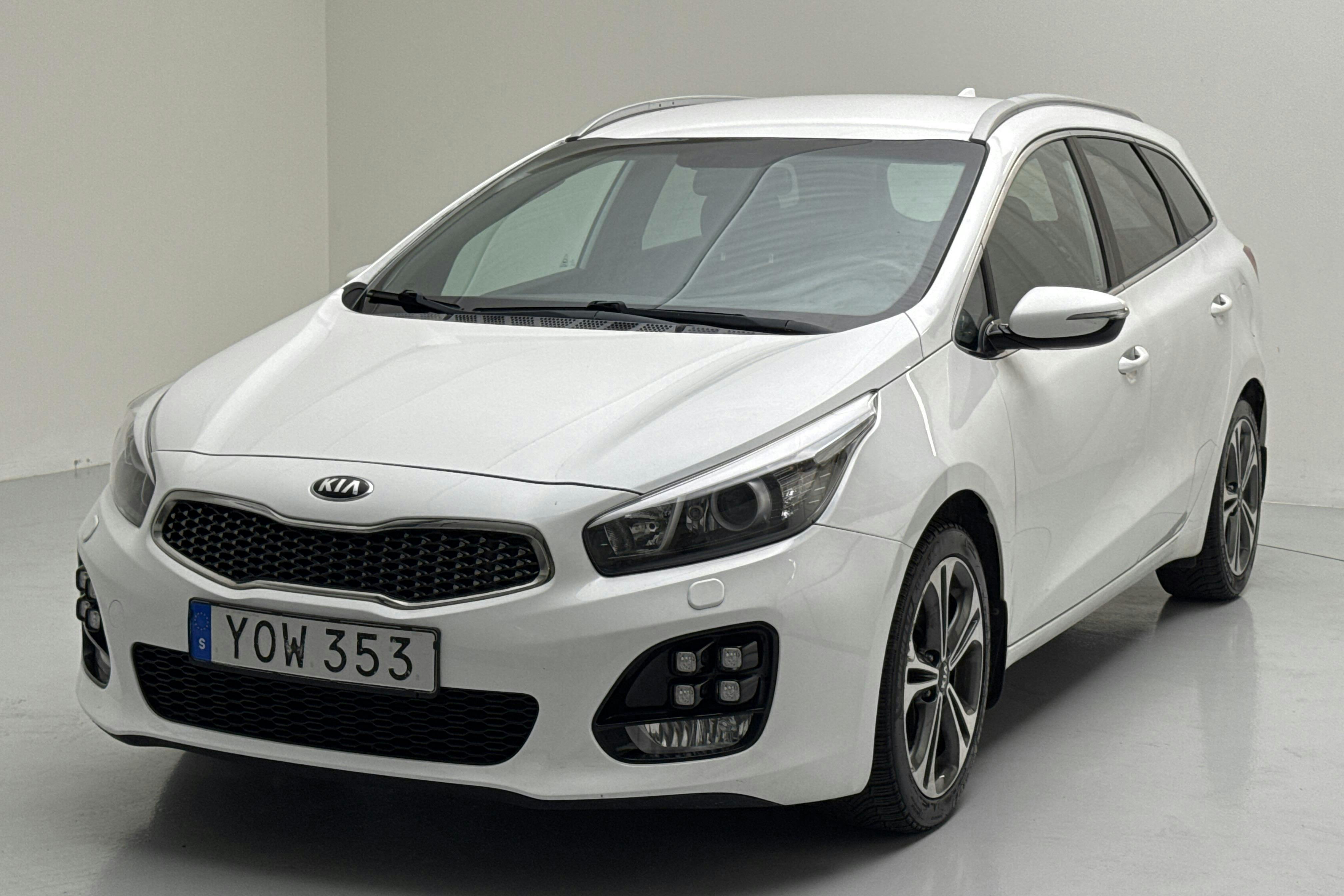 Presentationsfoto 1 av 14: KIA Cee'd 1.6 CRDi SW (136hk) - 14 520 mil - Automat - vit - 2017