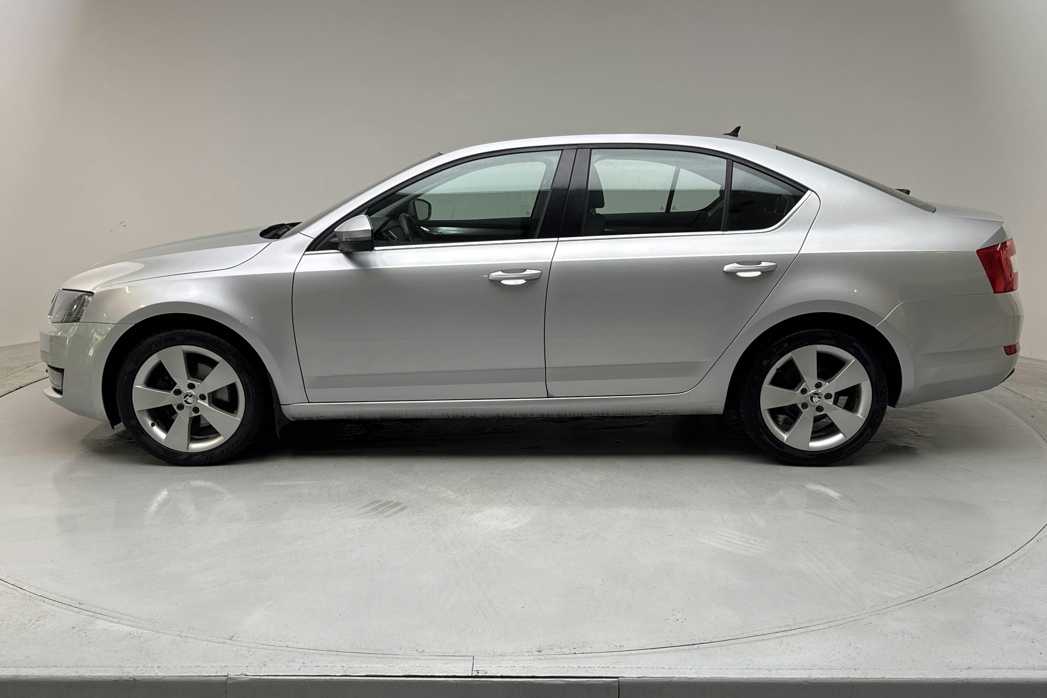 Esitlusfoto 2 aadressil 11: Skoda Octavia III 2.0 TDI CR (150hk) - 148 630 km - Käsitsi - hõbe - 2016