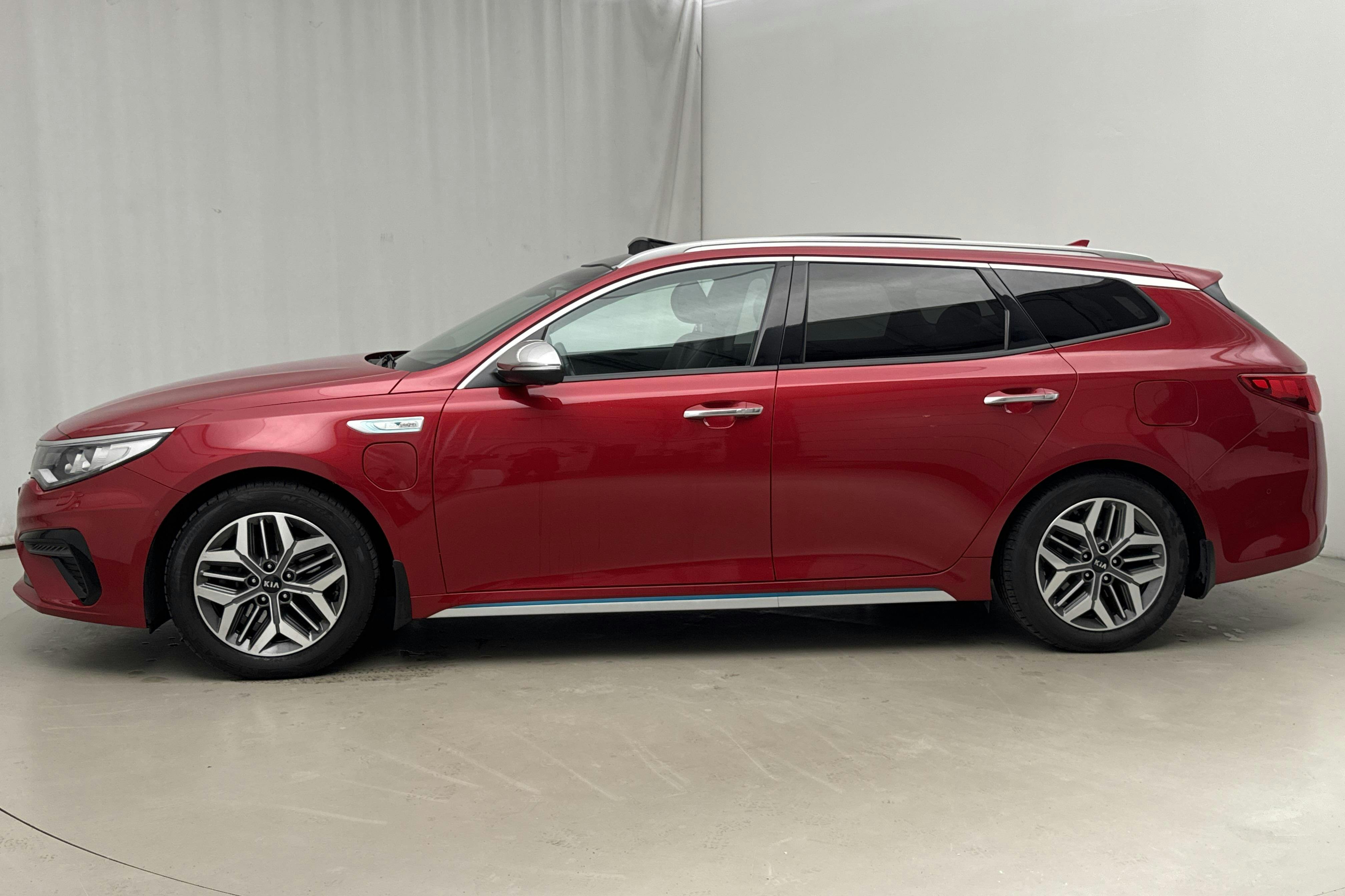 Presentationsfoto 2 av 25: KIA Optima 2.0 GDi Plug-in Hybrid SW (205hk) - 10 299 mil - Automat - röd - 2019