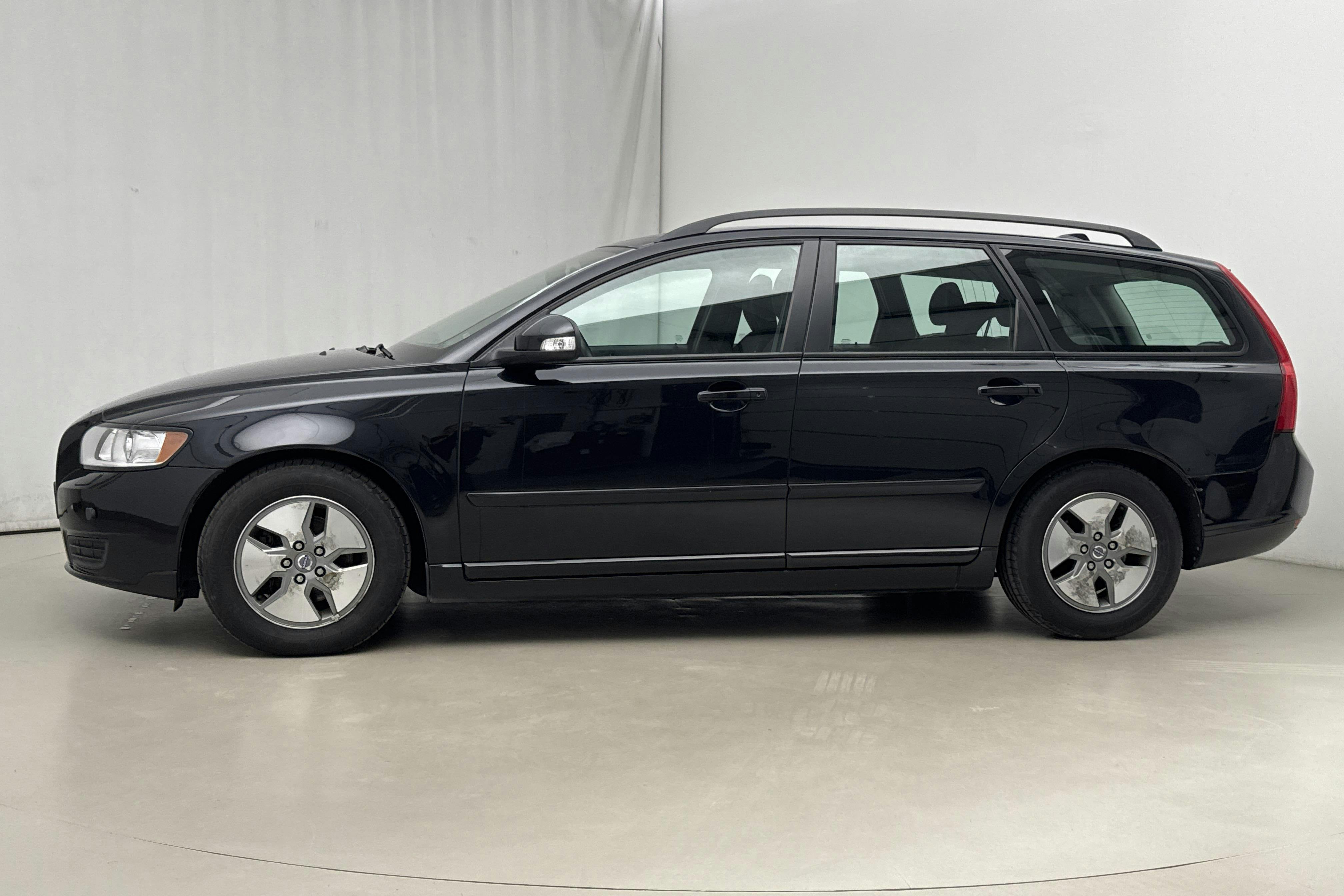 Presentationsfoto 2 av 13: Volvo V50 D2 (115hk) - 6 482 mil - Manuell - svart - 2011