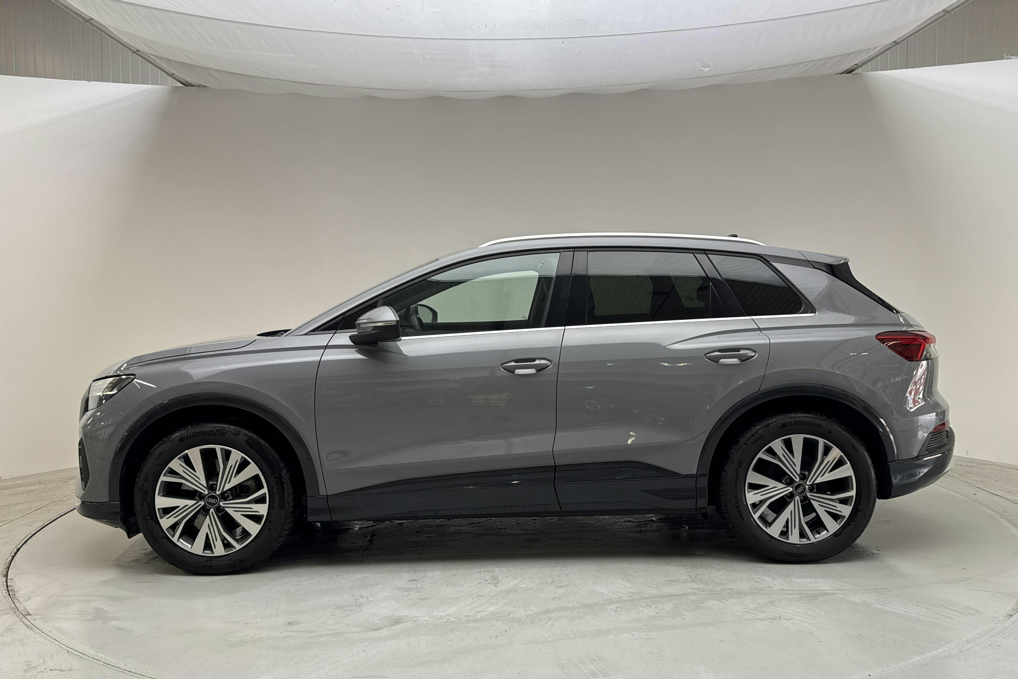 Presentation photo 2 of 17: Audi Q4 45 e-tron quattro 82 kWh (286hk) - 23 990 km - Automatic - gray - 2024