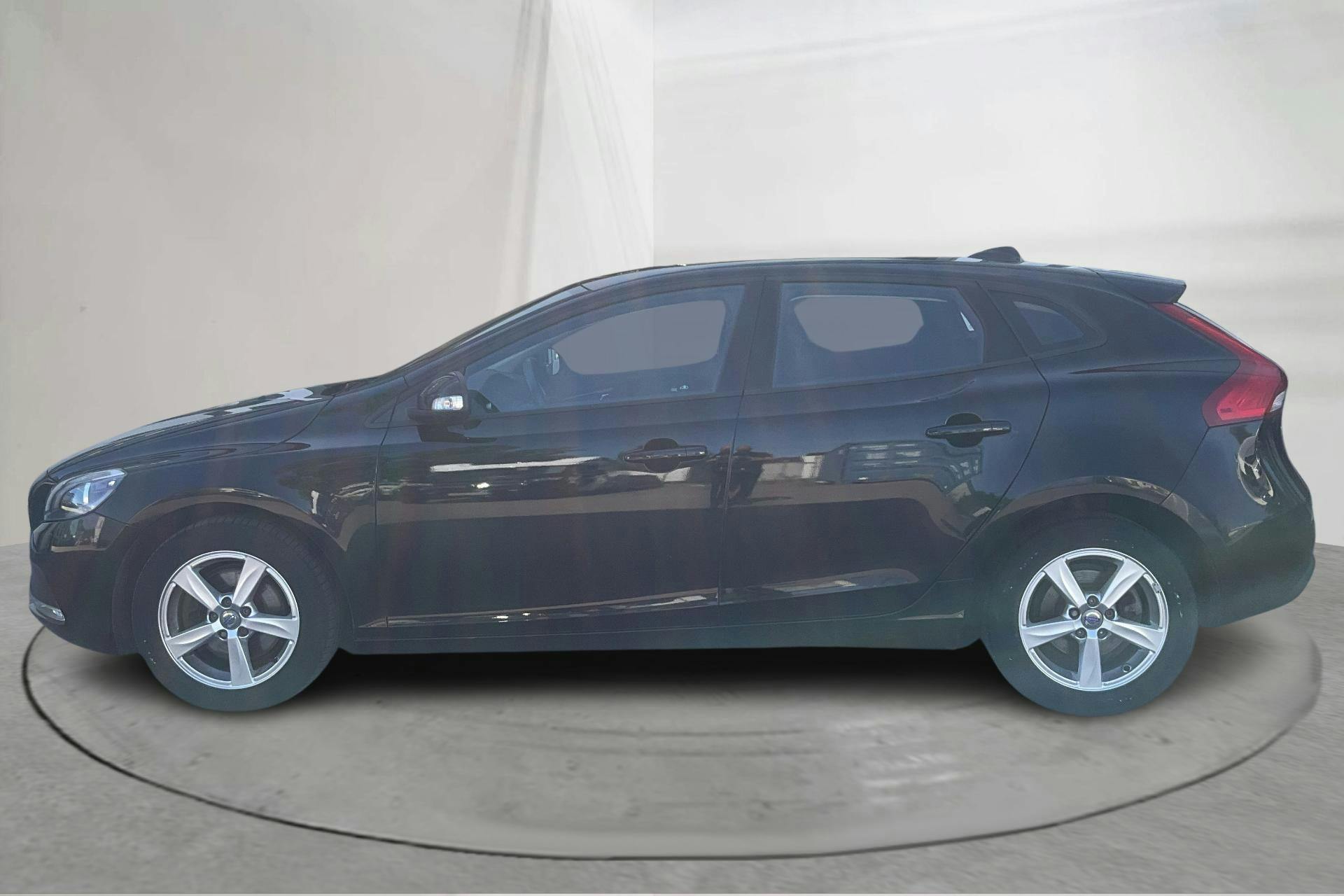 Presentationsfoto 2 av 13: Volvo V40 T2 (122hk) - 8 436 mil - Manuell - svart - 2016