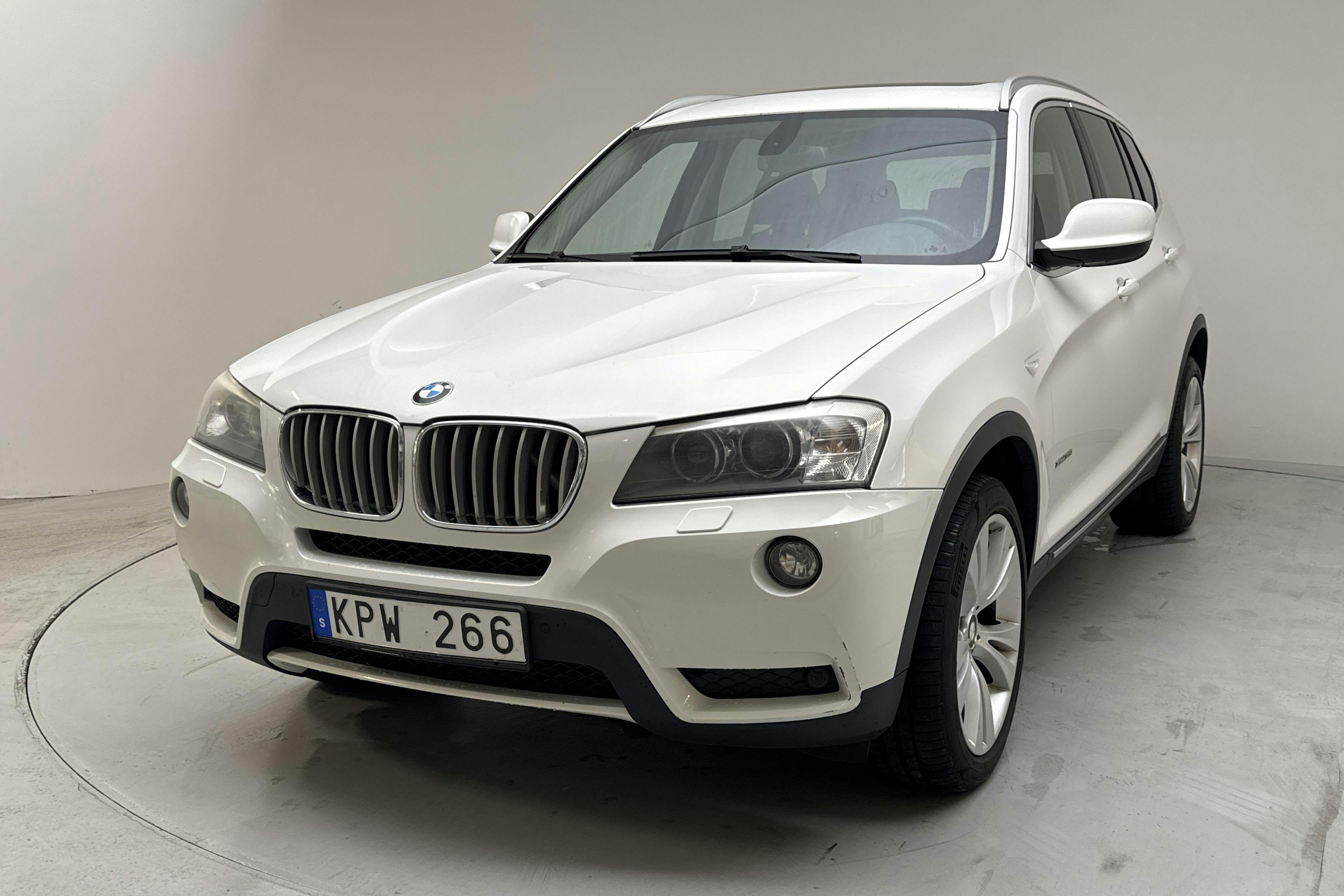 Presentationsfoto 1 av 16: BMW X3 xDrive35i, F25 (306hk) - 23 749 mil - Automat - vit - 2011