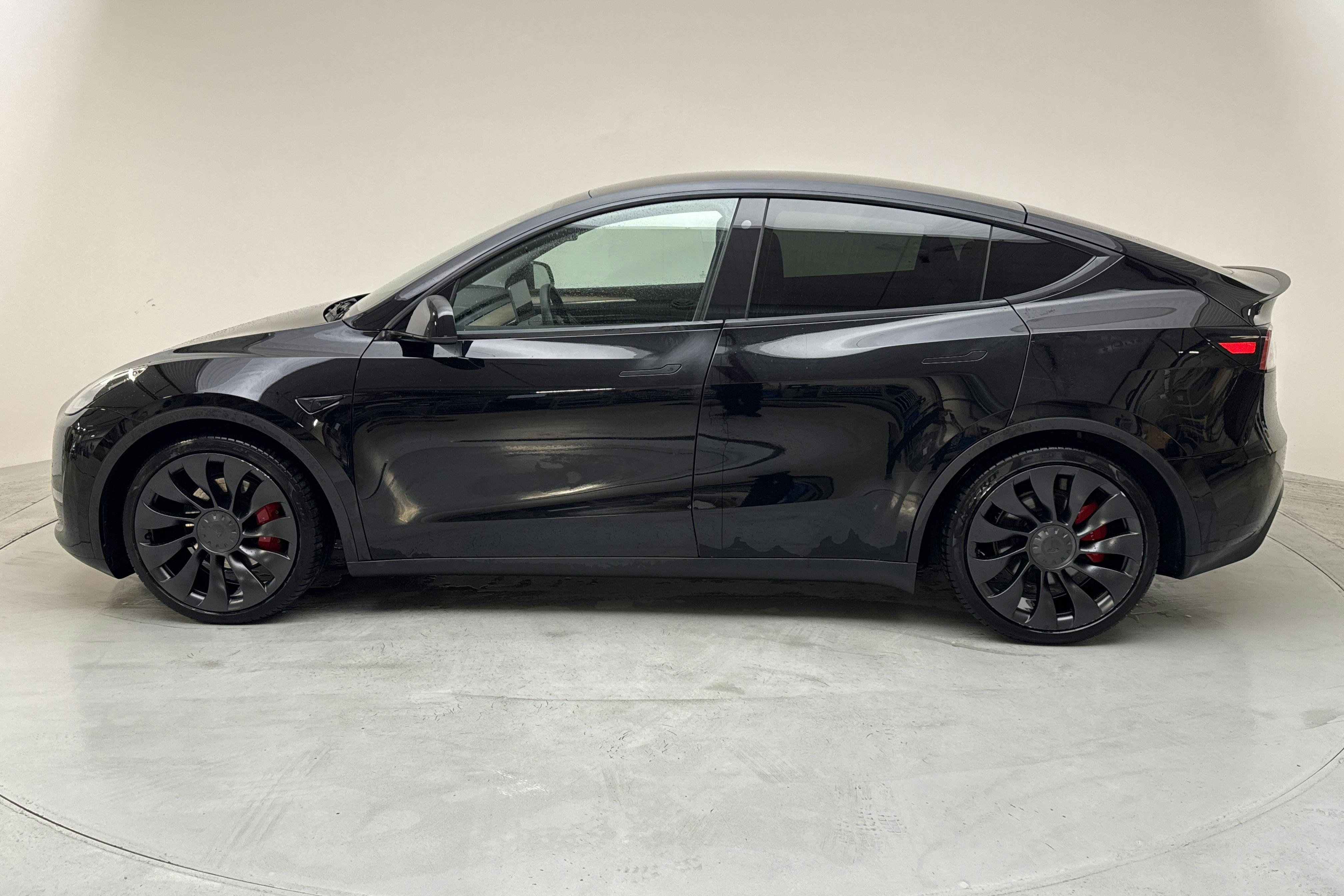 Presentationsfoto 2 av 18: Tesla Model Y Performance Dual Motor AWD - 7 613 mil - Automat - svart - 2022