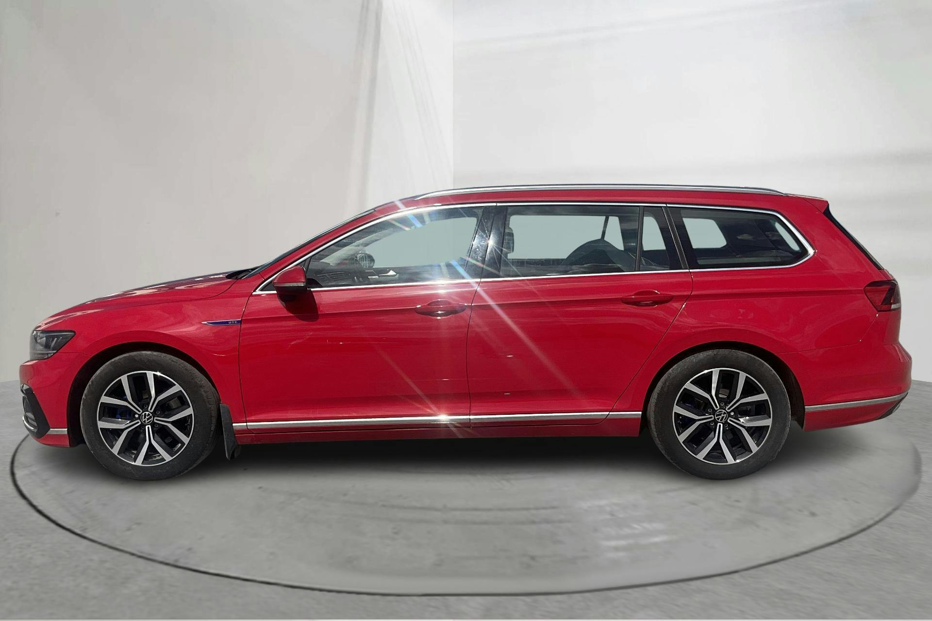 Esitlusfoto 2 aadressil 22: VW Passat 1.4 GTE Sportscombi (218hk) - 92 000 km - Automaatne - punane - 2021