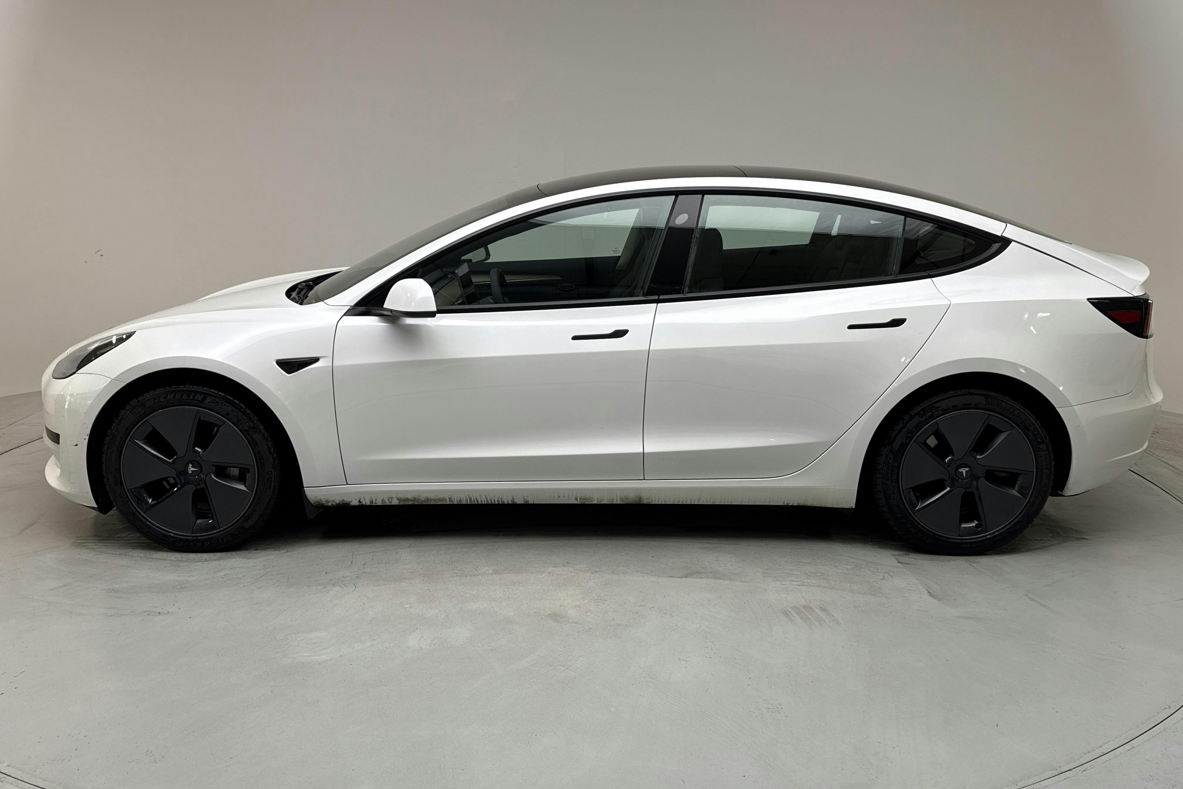 Zdjęcie prezentacyjne 2 z 19: Tesla Model 3 Standard Range RWD - 79 250 km - Automatyczna - biały - 2021