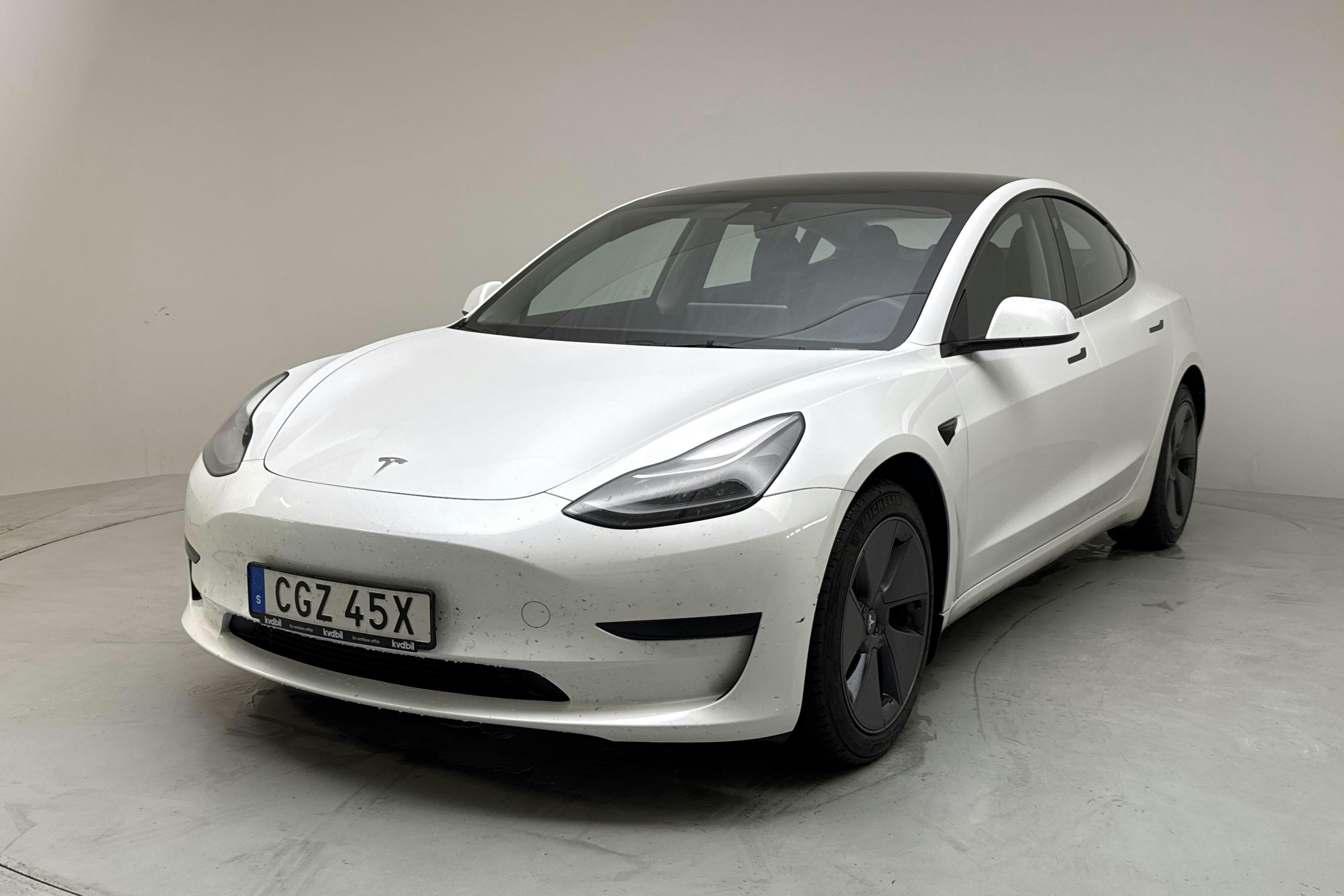 Zdjęcie prezentacyjne 1 z 19: Tesla Model 3 Standard Range RWD - 79 250 km - Automatyczna - biały - 2021