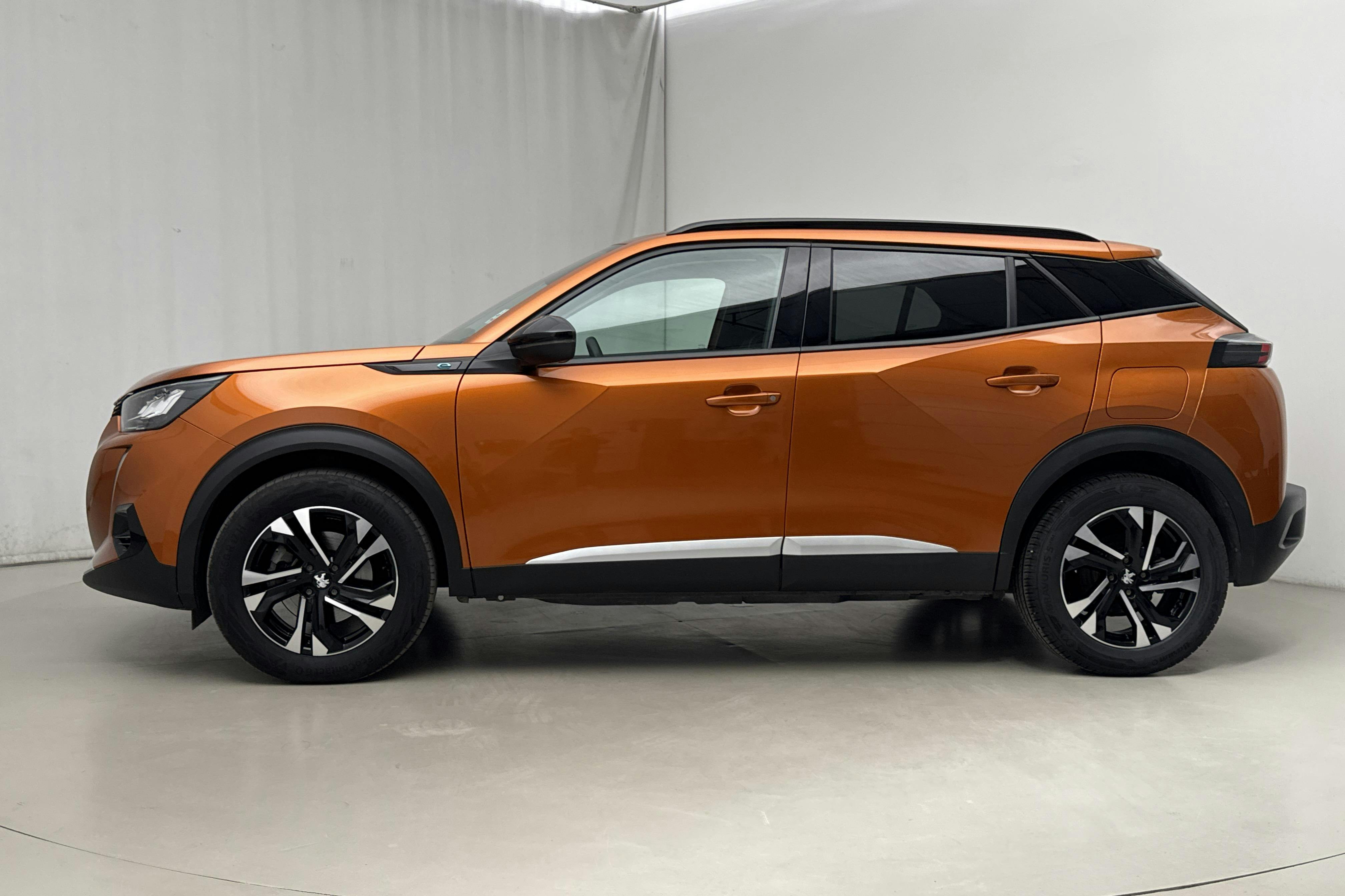 Presentation photo 2 of 16: Peugeot e-2008 50 kWh (136hk) - 65 190 km - Automatic - orange - 2022