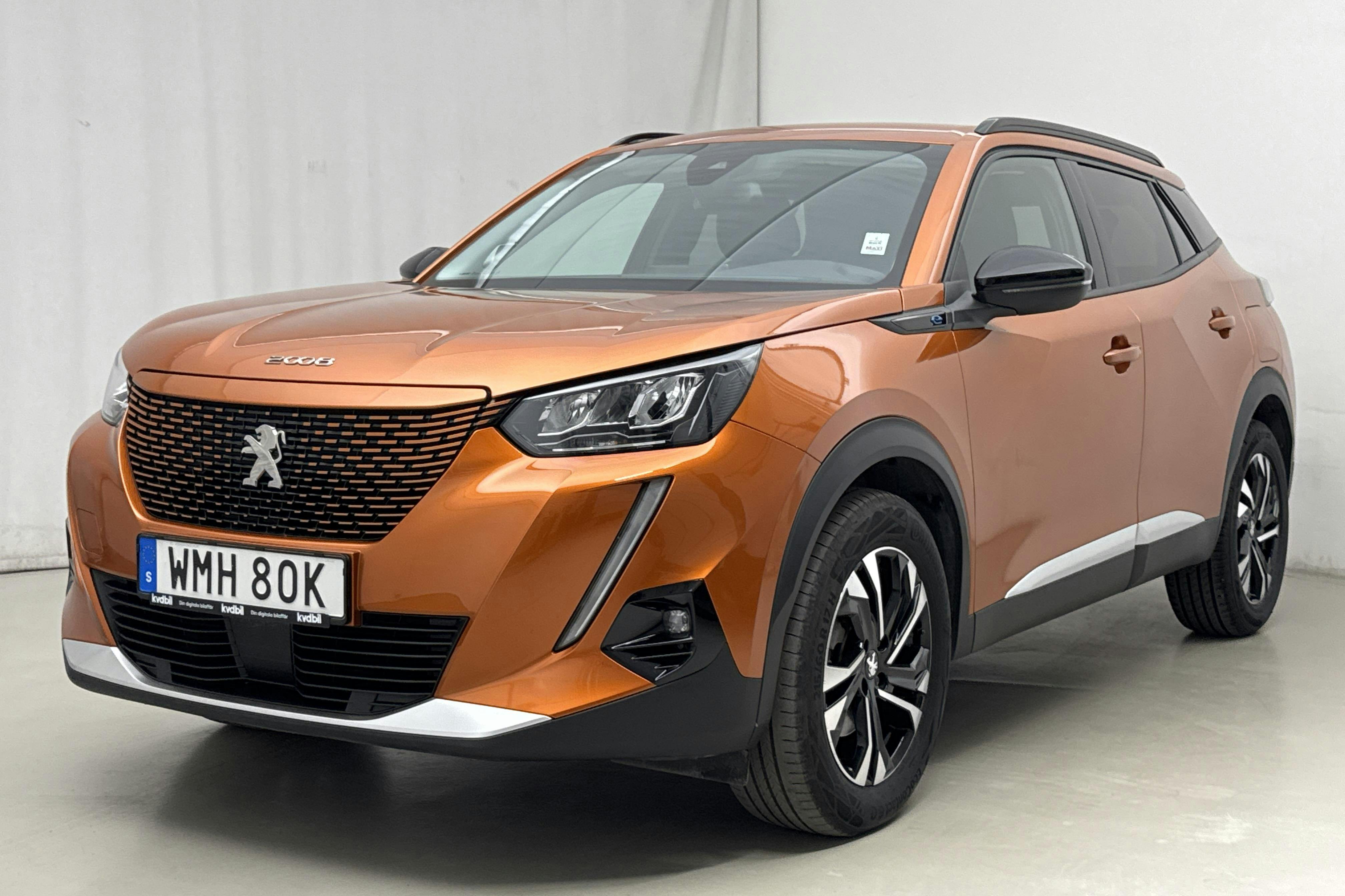 Presentation photo 1 of 16: Peugeot e-2008 50 kWh (136hk) - 65 190 km - Automatic - orange - 2022