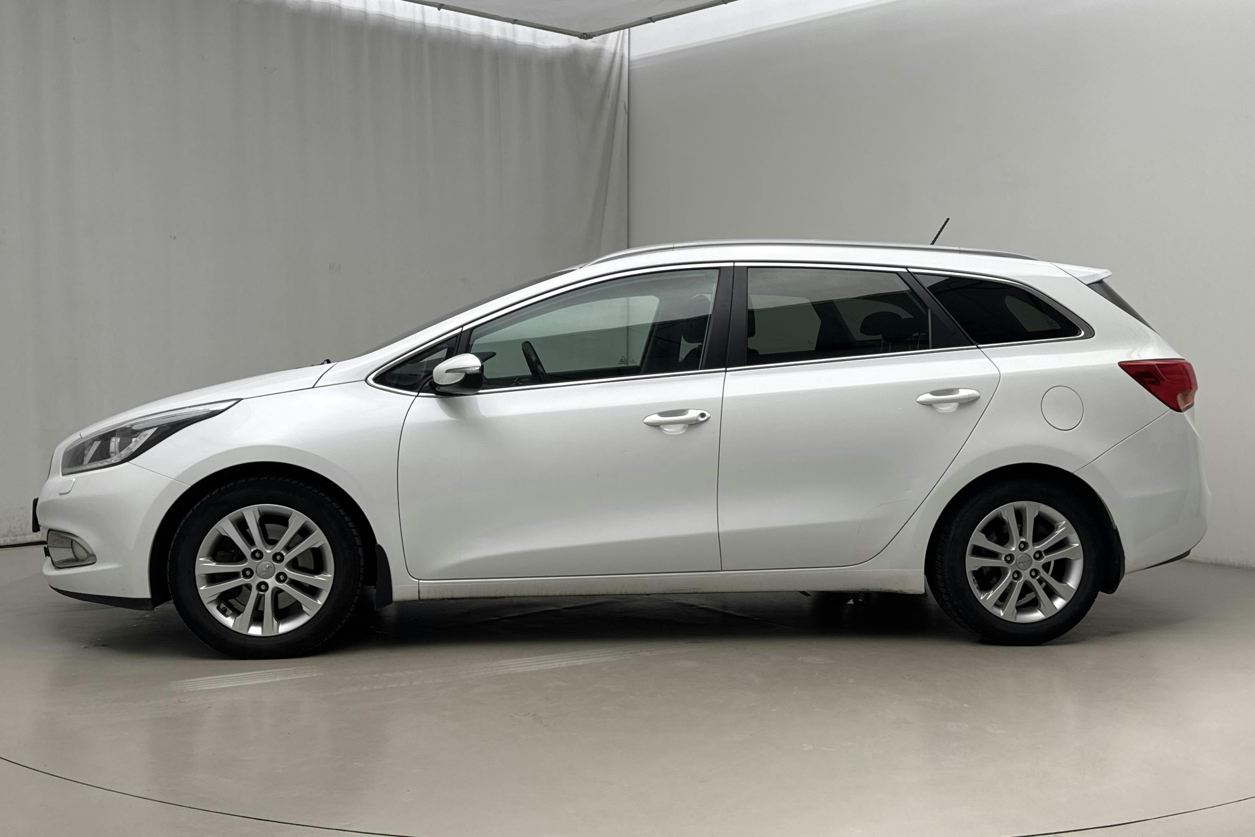 Presentationsfoto 2 av 14: KIA Cee'd 1.6 CRDi SW (128hk) - 22 188 mil - Automat - vit - 2015
