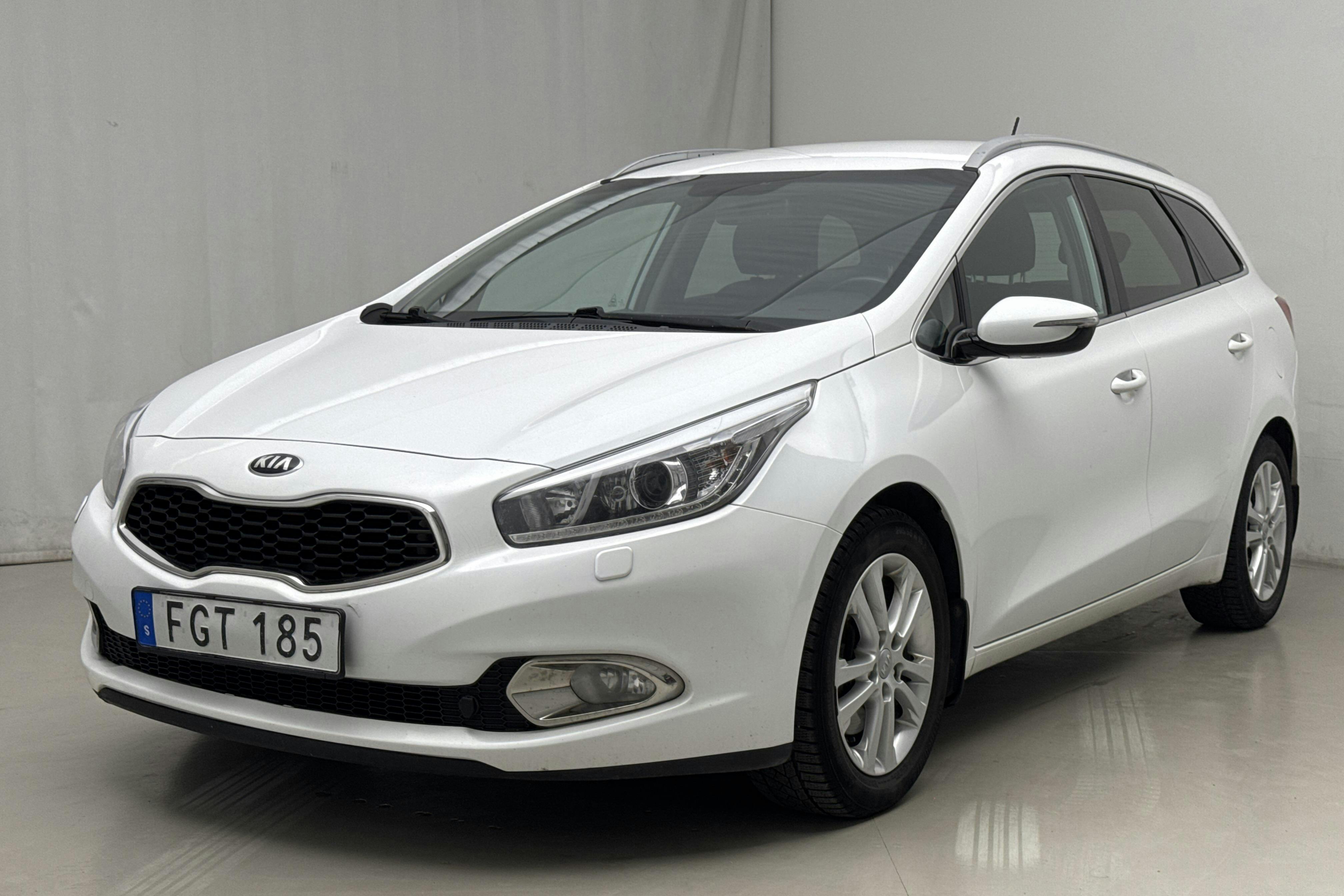 KIA Cee'd 1.6 CRDi SW (128hk) - 22 188 mil - Automat - vit - 2015