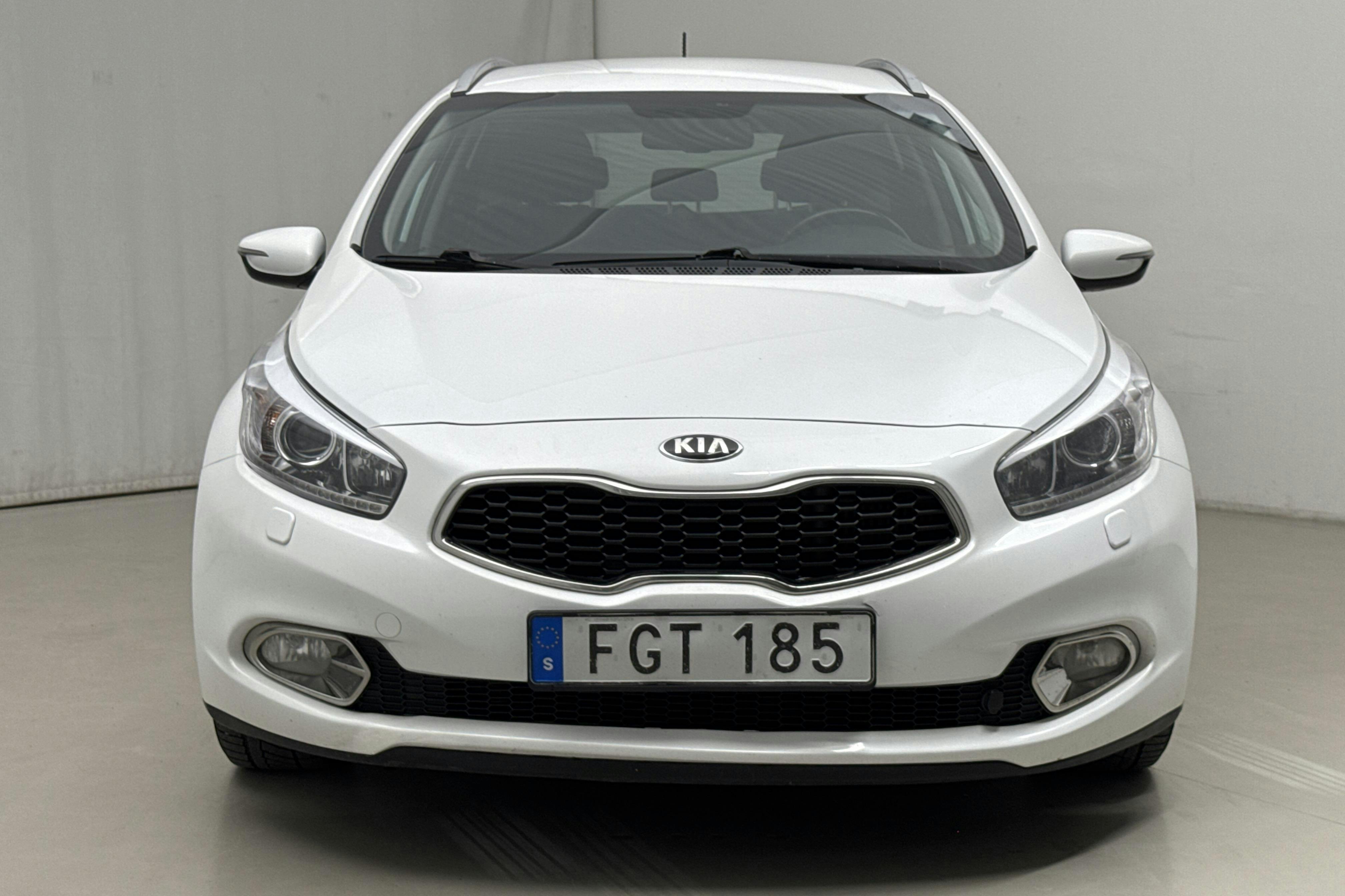 KIA Cee'd 1.6 CRDi SW (128hk) - 22 188 mil - Automat - vit - 2015
