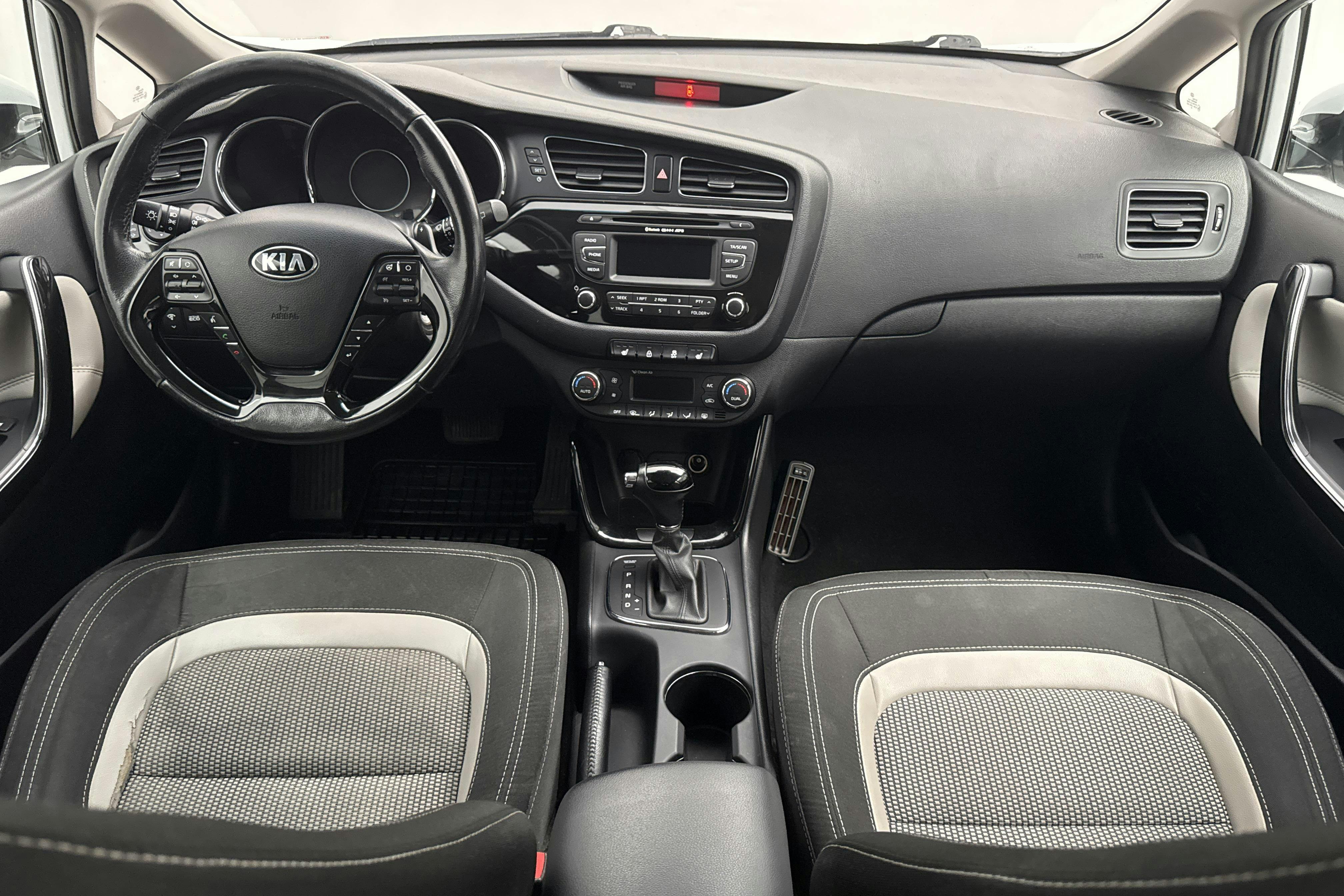 KIA Cee'd 1.6 CRDi SW (128hk) - 22 188 mil - Automat - vit - 2015