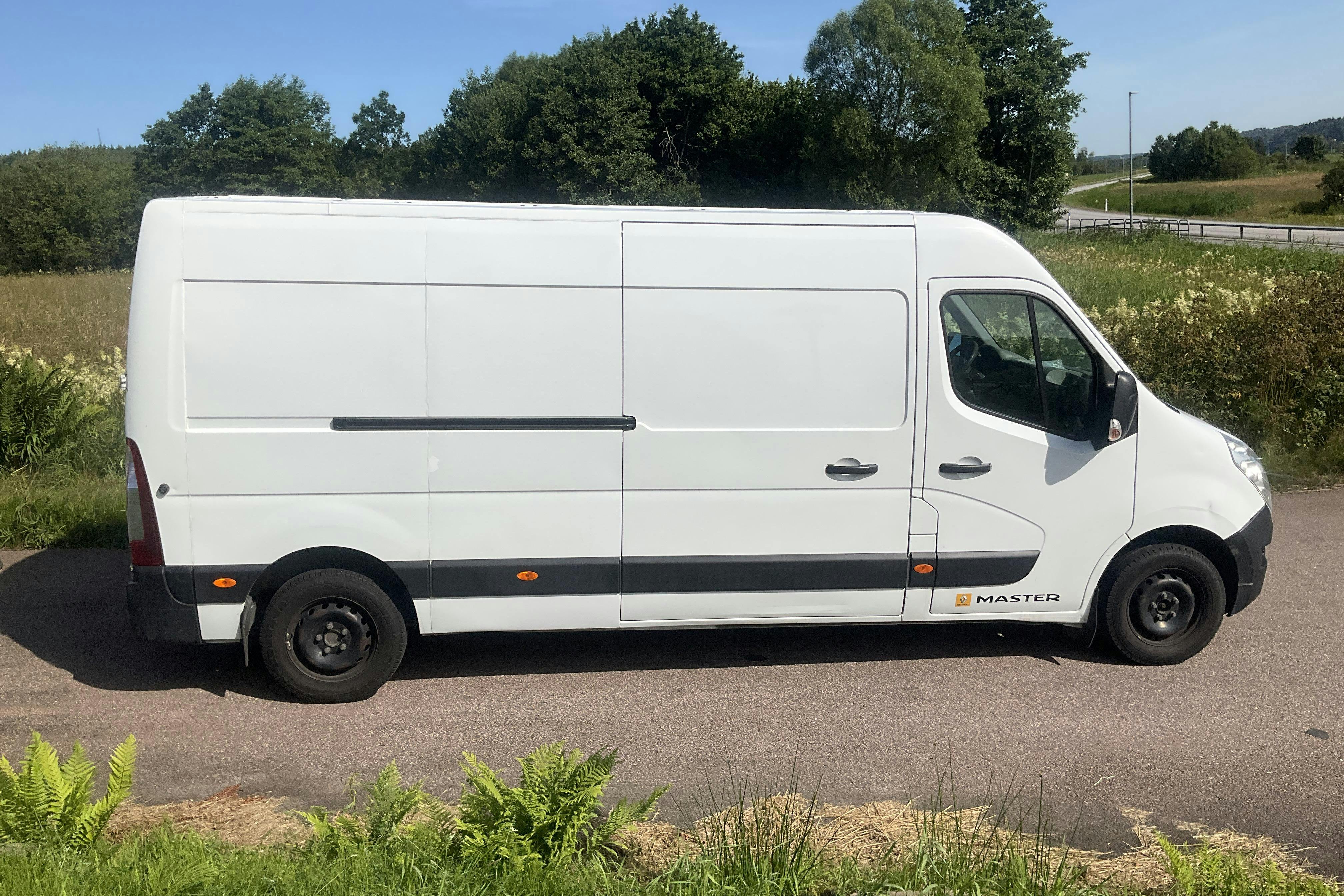 Presentationsfoto 2 av 12: Renault Master 2.3 dCi FAP 2WD (125hk) - 31 744 mil - Manuell - vit - 2015