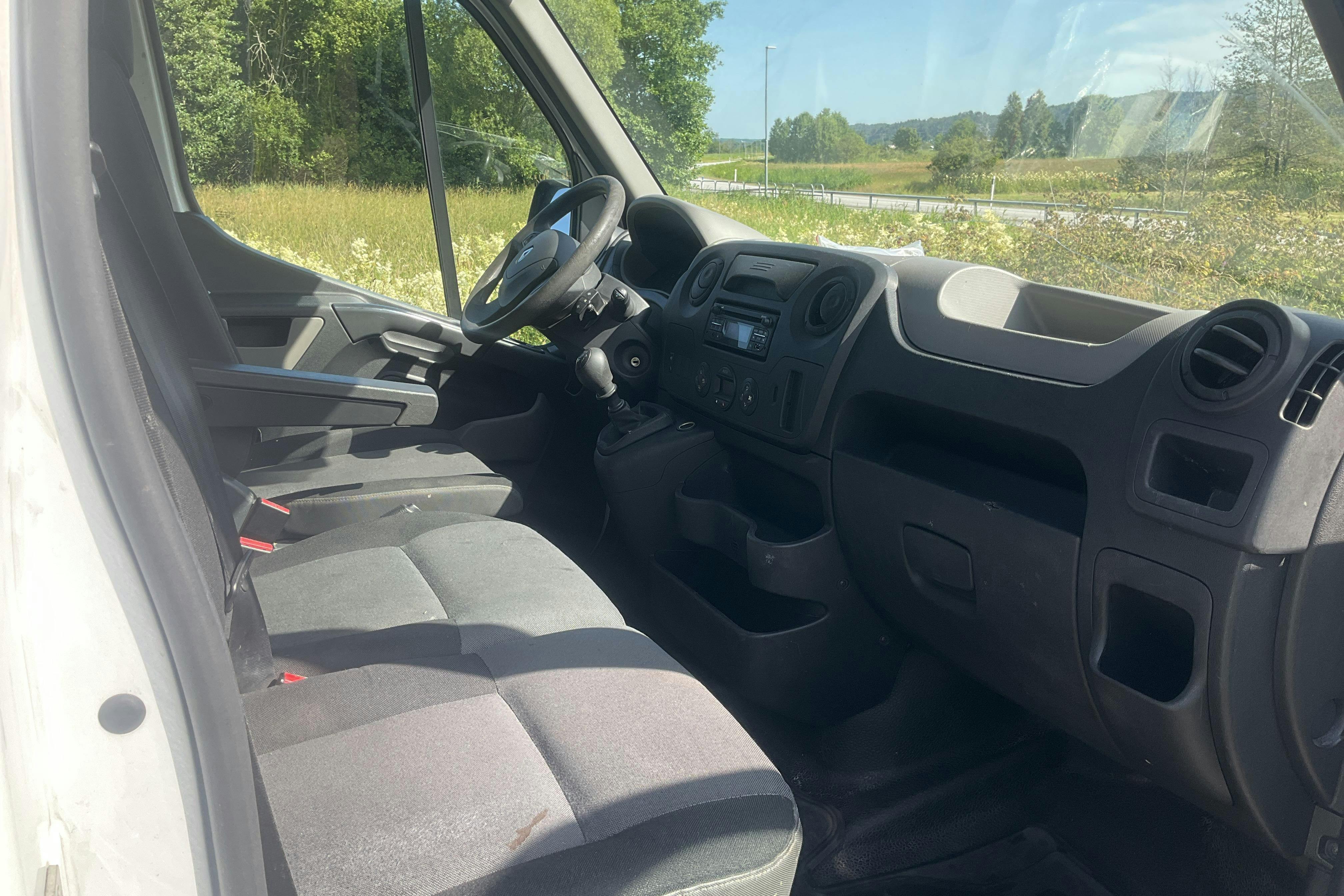 Renault Master 2.3 dCi FAP 2WD (125hk) - 31 744 mil - Manuell - vit - 2015