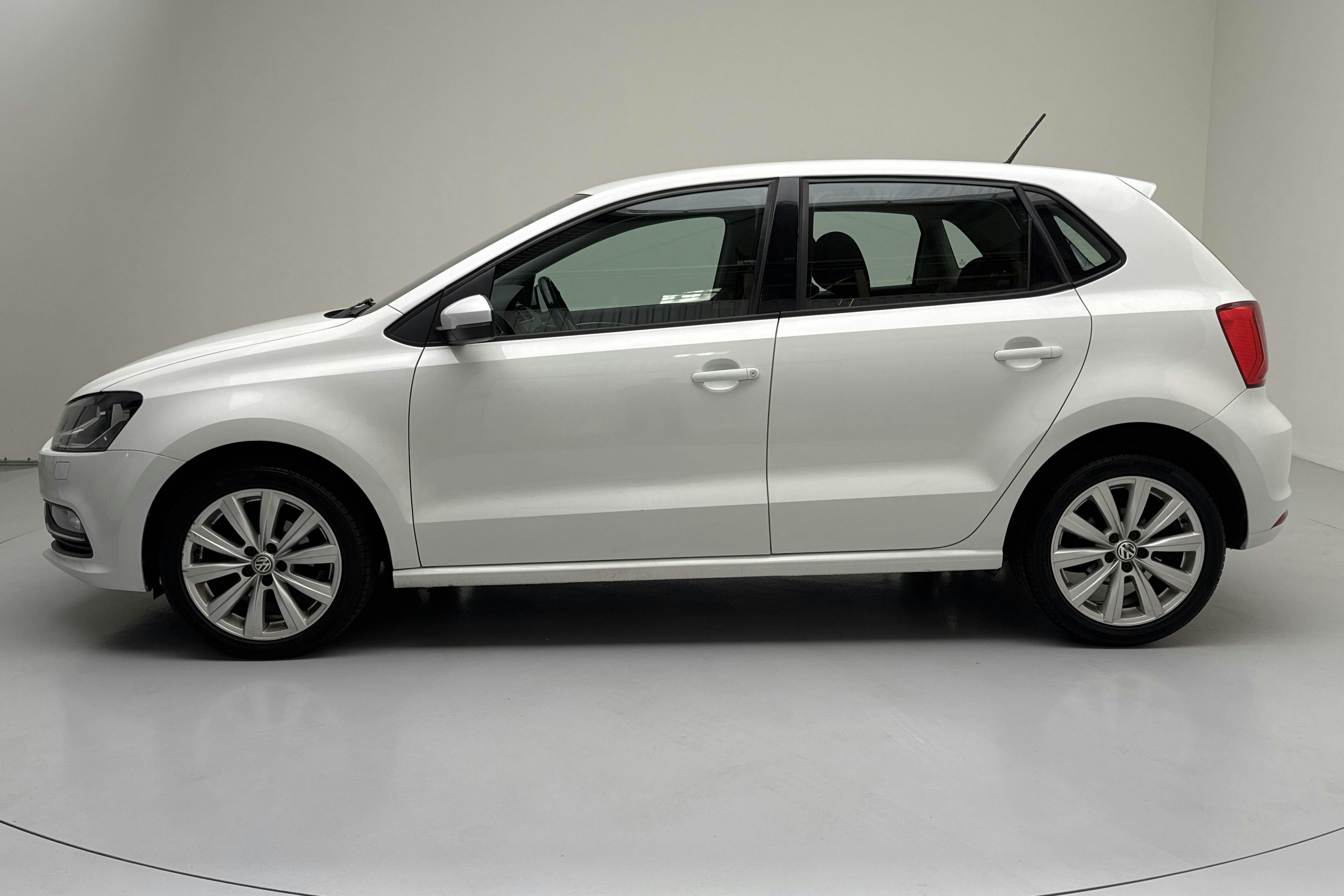 Presentationsfoto 2 av 11: VW Polo 1.2 TSI 5dr (90hk) - 9 353 mil - Manuell - vit - 2016