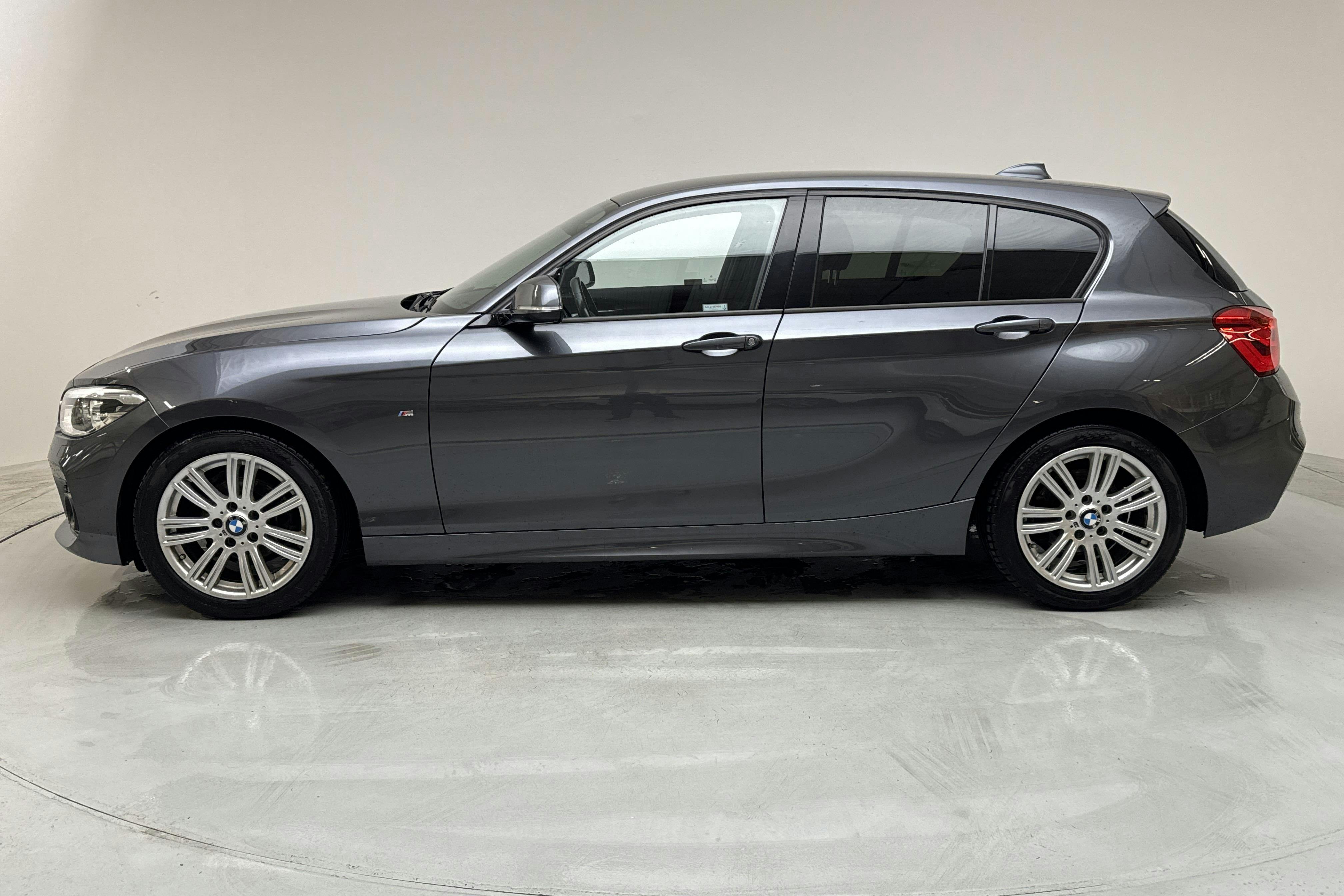 Presentationsfoto 2 av 13: BMW 118i 5dr, F20 (136hk) - 9 247 mil - Automat - grå - 2016