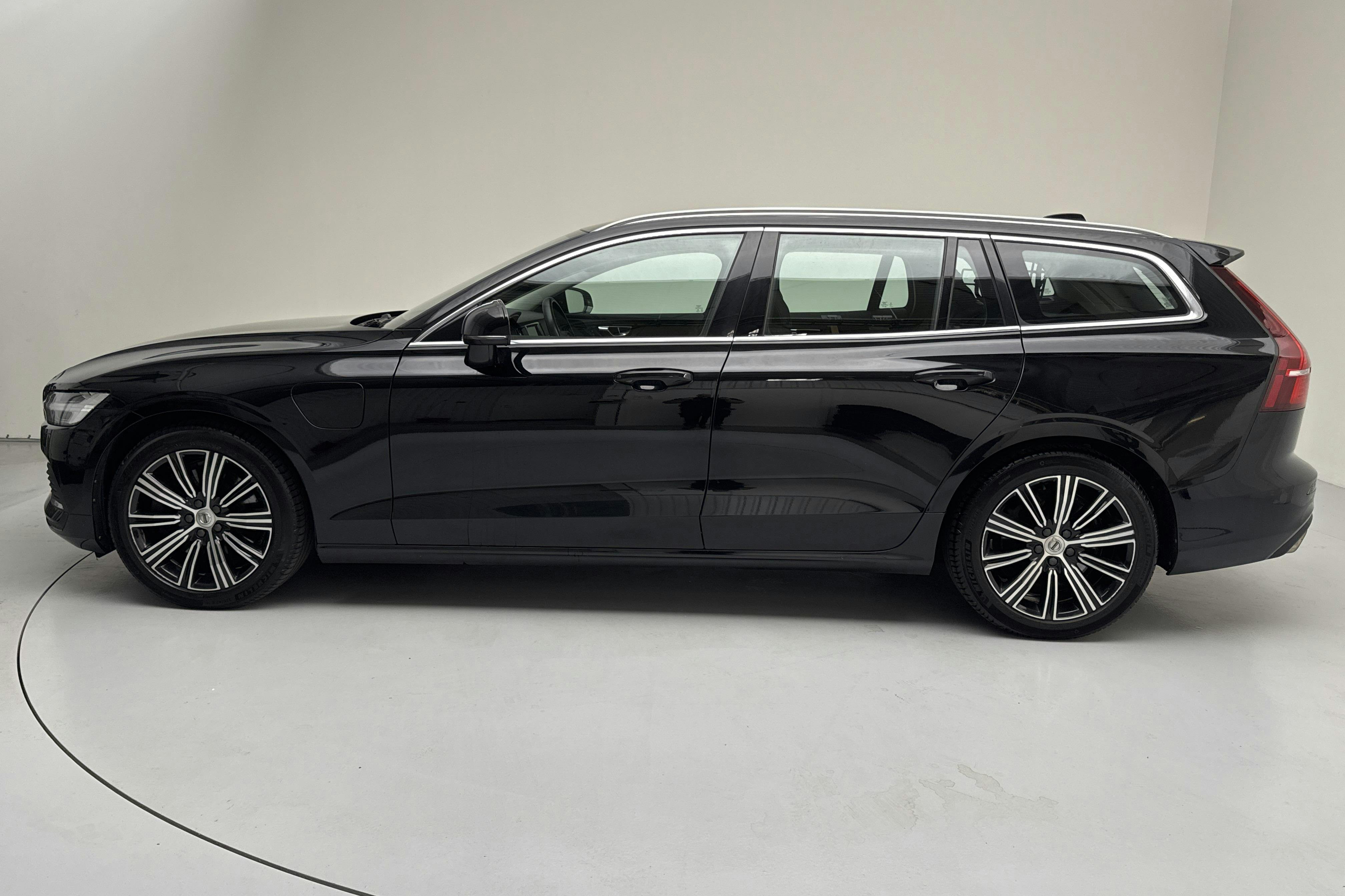 Esitlusfoto 2 aadressil 15: Volvo V60 T6 AWD Twin Engine (340hk) - 152 270 km - Automaatne - must - 2021