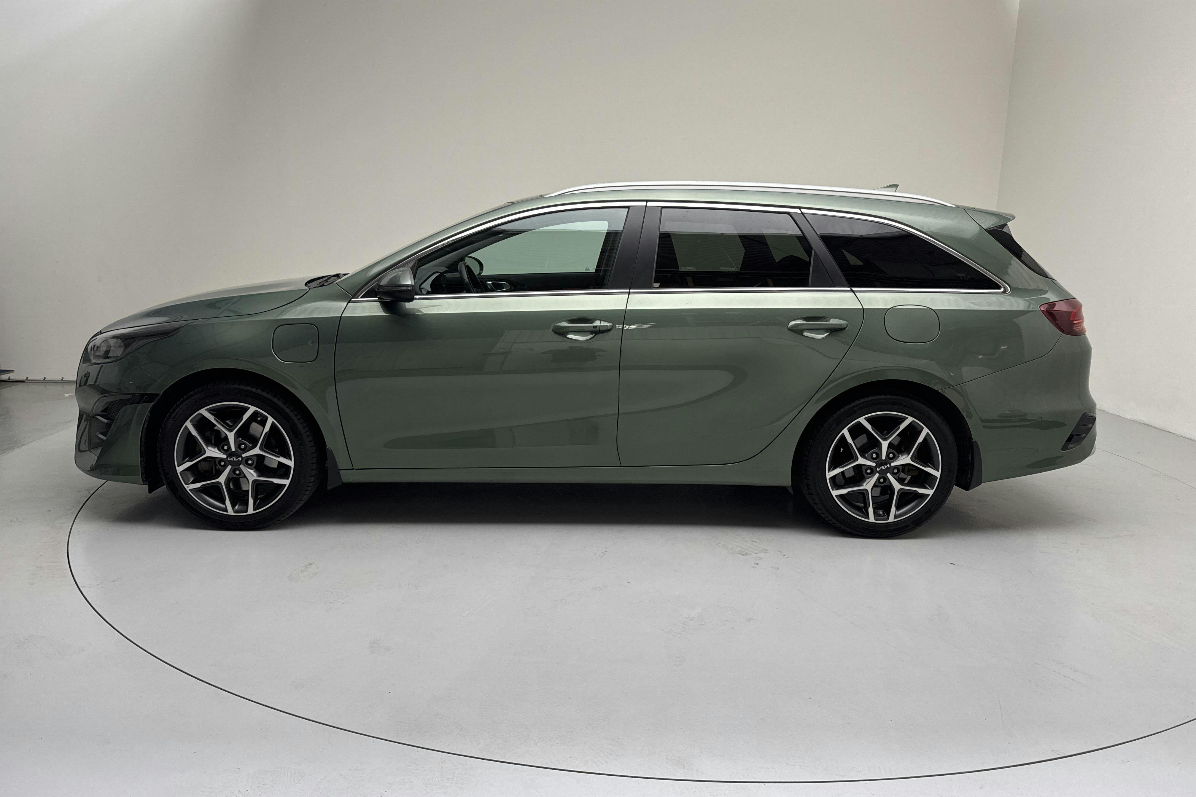 Presentationsfoto 2 av 20: KIA Ceed 1.6 Plug-in Hybrid SW (141hk) - 2 605 mil - Automat - grön - 2023