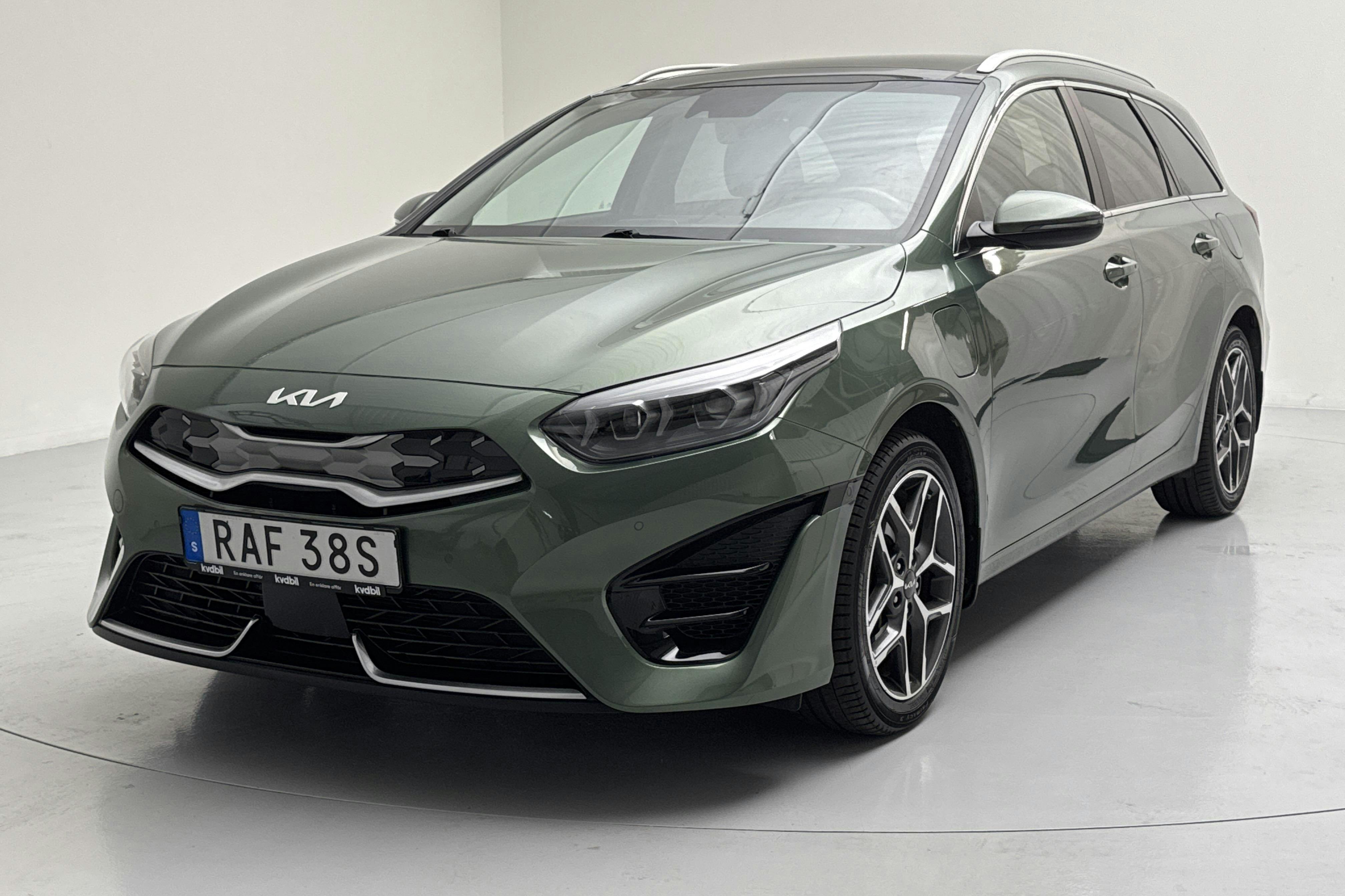 KIA Ceed 1.6 Plug-in Hybrid SW (141hk) - 2 605 mil - Automat - grön - 2023