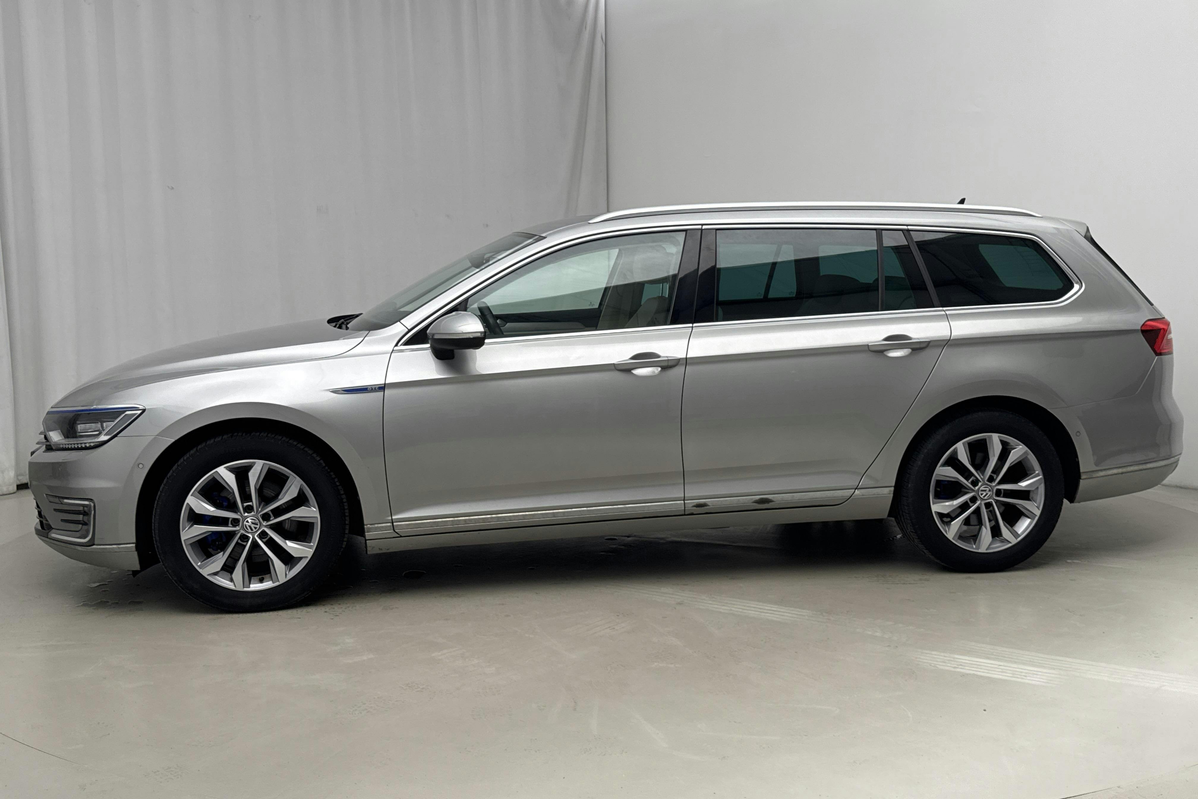 Presentationsfoto 2 av 25: VW Passat 1.4 Plug-in-Hybrid Sportscombi (218hk) - 12 047 mil - Automat - silver - 2016