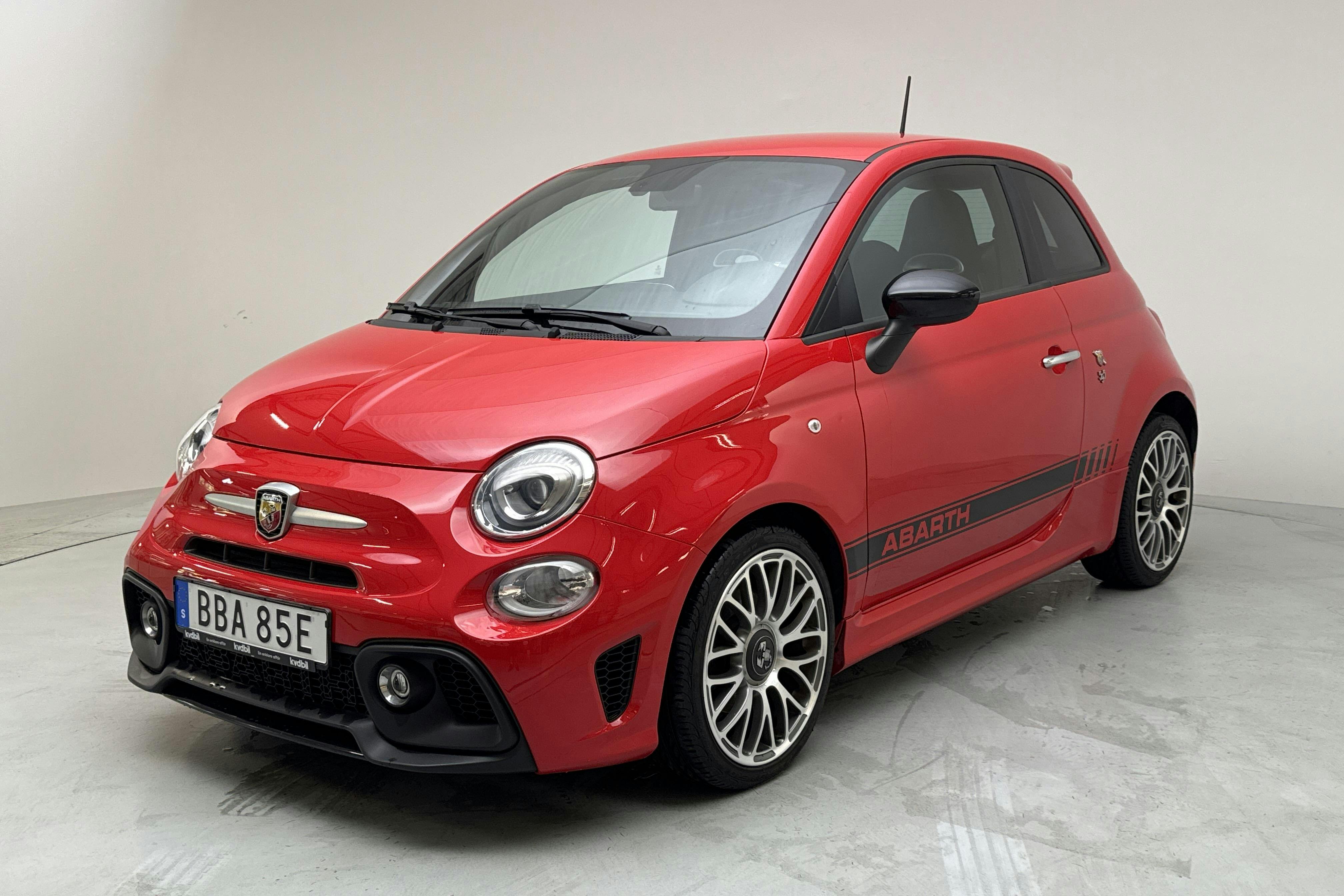 Presentationsfoto 1 av 13: Abarth Abarth 595 (145hk) - 4 232 mil - Manuell - röd - 2019